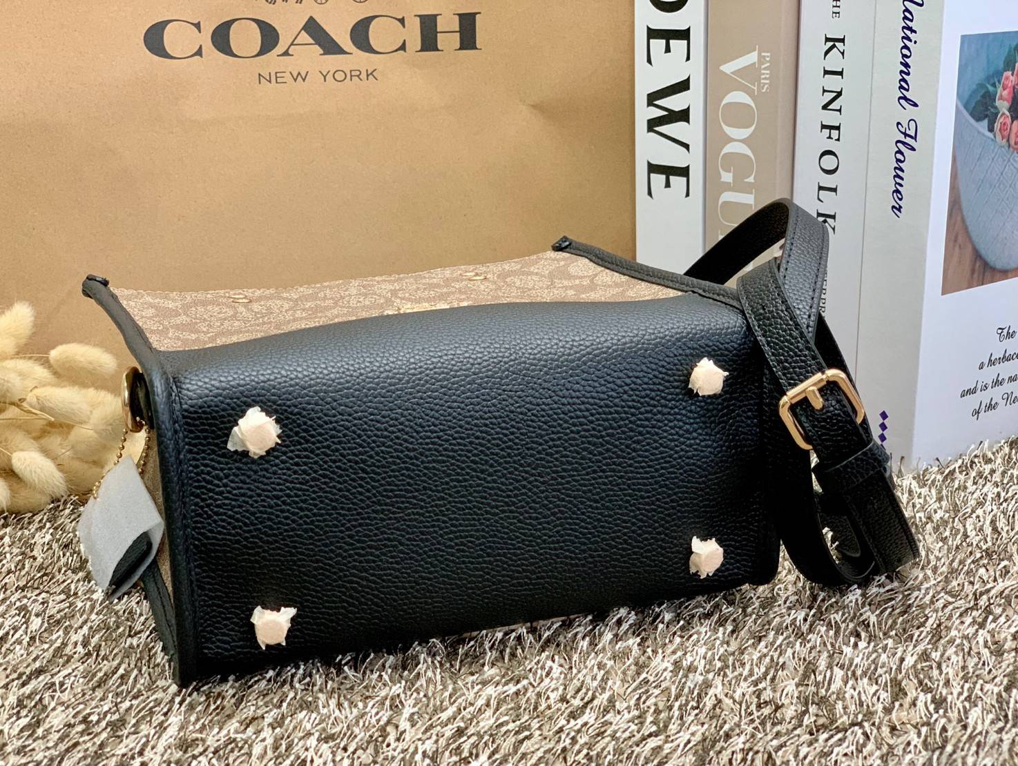 น่าใช้มากๆ สวยเกินราคาไปเลยจร้าา😘 COACH FIELD TOTE 22 SMALL BAG ((C5122)) พร้อมส่งความสวยที่ไทยค่ะ! กระเป๋าหิ้วหรือสะพายข้างได้ หนังแท้นิ่ม ใบจริงสวยมากๆเลยค่ะ ปากกระเป๋าแบบกระดุมแม่เหล็ก ภายในกว้างใส่ของจำเป็นของสาวๆได้เยอะเลย มีช่องซิปและช่องเล็