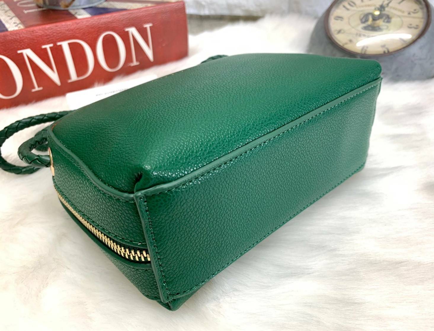 CHARLES & KEITH METAL PUSH LOCK CROSSBODY BAG รุ่นฮิตขายดีมีมาพร้อมส่งแล้วจ้า กับกระเ๋าสะพายไซส์น่ารัก วางอยู่ทรง เปิดปิดด้วย ตัวล็อกด้านหน้า ด้านในแบ่งเป็น 2 ช่องมีช่องซิปตรงกลาง จุของได้เยอะพอควรเลยค่ะ ใส่ iPhone plus ได้สบายๆ และของจุกจิกที่จำเป็น รุ่น