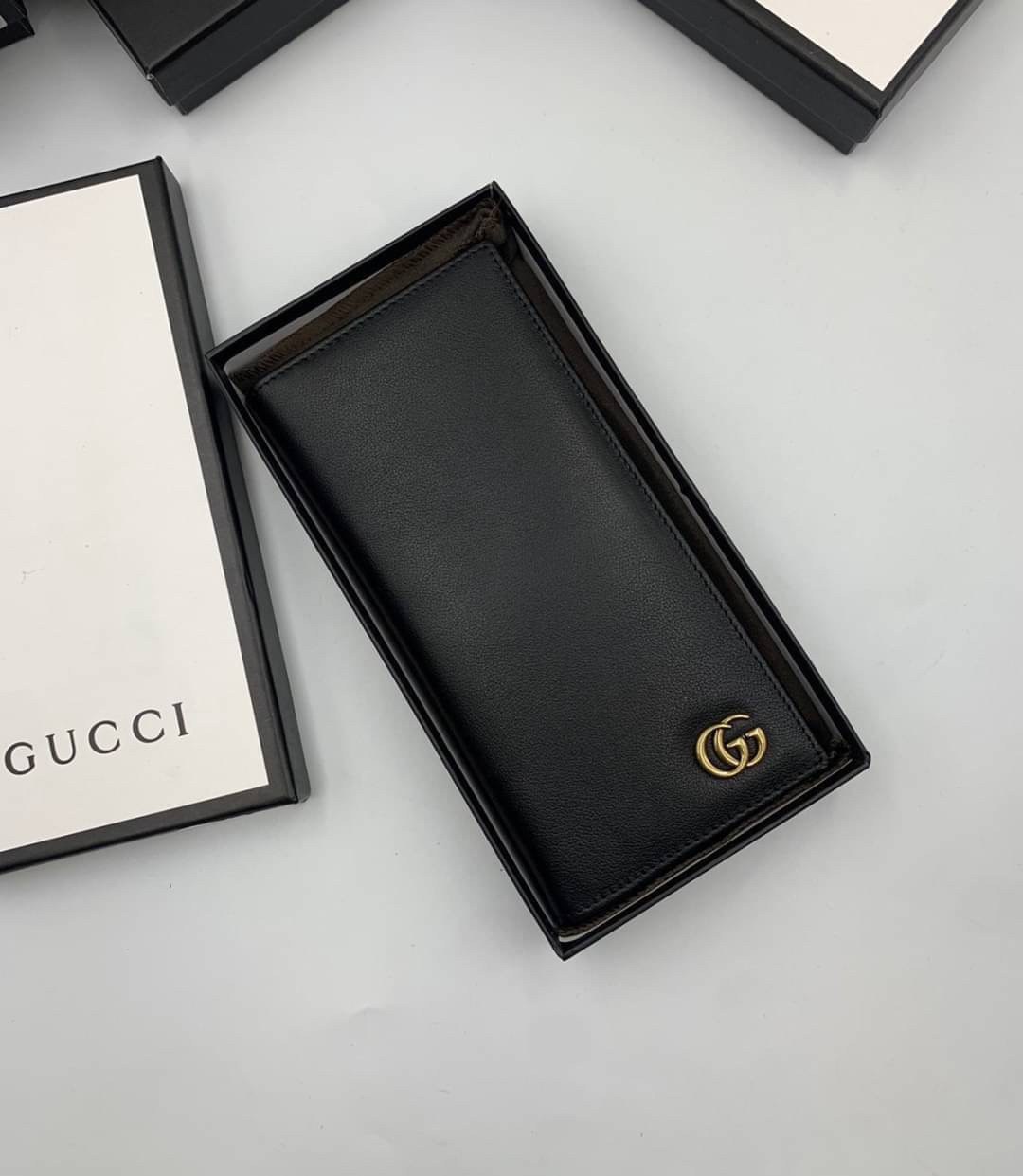 หนังแท้ GUCCI Men Long Wallet รุ่นใหม่ล่าสุด!! หนังสวยเริด ดีงามมากค่าาา กระเป๋าสตางค์ใบยาว ดีไซน์ใหม่ สวยดูหรู ถือใช้กำลังเหมาะมือ ใส่บัตรได้เยอะ ใส่ธนบัตรได้ทุกชนิด มาครบ set พร้อมส่ง!! เป็นไอเท็มที่หนุ่มๆต้องมีจริงๆจ้า 😎😎