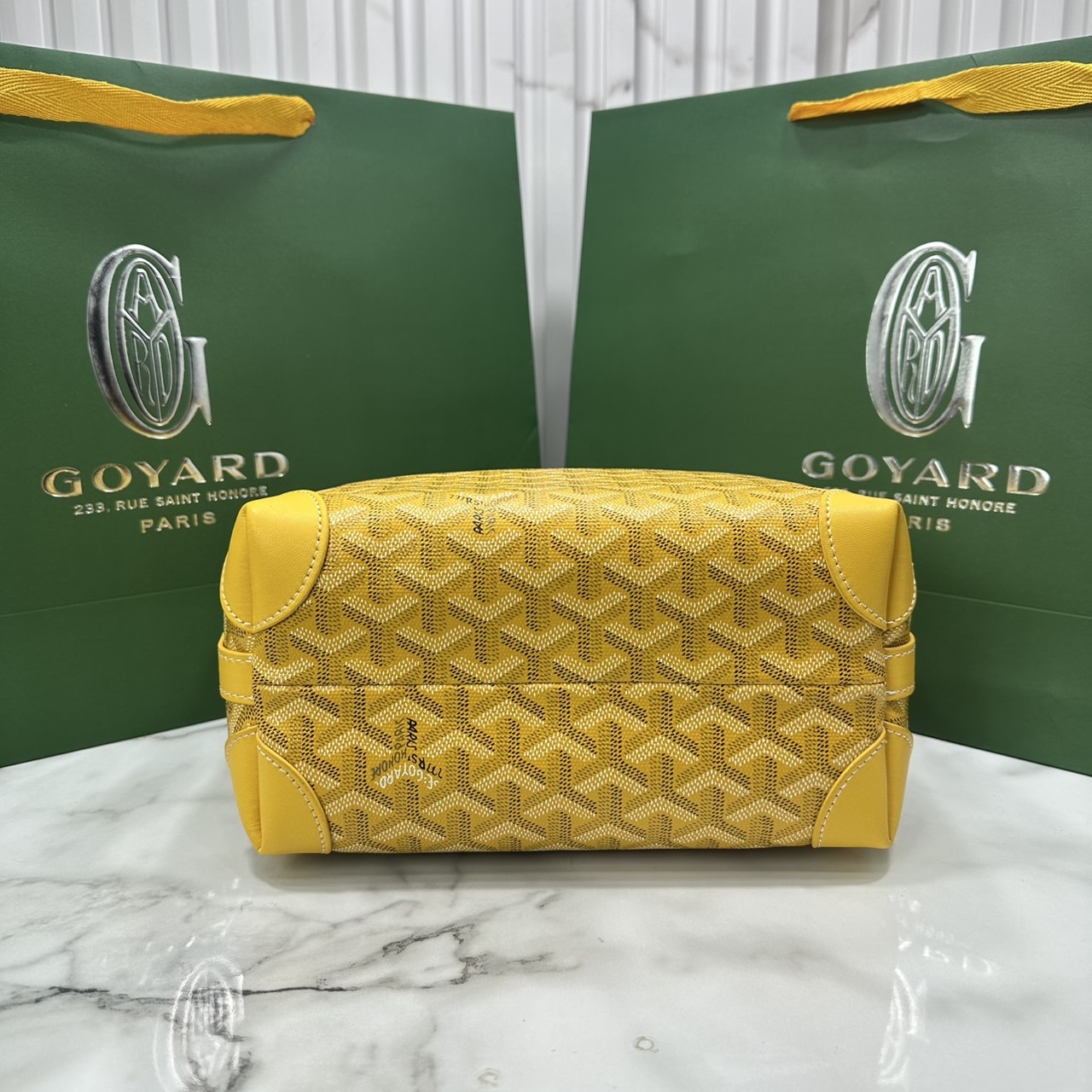 ORI หนังแท้ | Goyard Bowling 25 Toiletry Bag / Goyard Pouch กระเป๋าทรงพอช พร้อมสายถือจับถนัดมือใช้งานง่ายกะทัดรัด ตอบโจทย์ความเรียบง่ายแต่คลาสสิก ใช้ได้ทั้งชายหญิง หรูหรา ติดแกรมที่สุด เป็นรุ่นตามหา ที่ตอนนี้มีพร้อมส่งแล้วค่า