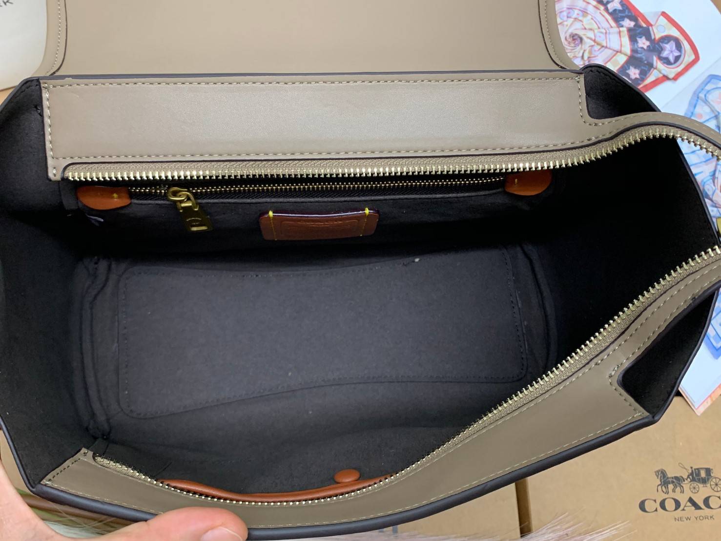 COACH COURIER CARRYALL 23 IN COLORBLOCK SIGNATURE CANVAS พร้อมส่ง 7 แบบ พร้อมส่ง ลุคดูไฮสุดๆค่ะ! กระเป๋าสะพายหนังหรูหราและคลาสสิค หนังแท้ชั้นดีที่สุด น้ำหนักเบา หนังสวยมากก สัมผัสแล้วหลงรักแน่นอนจ้าา😘