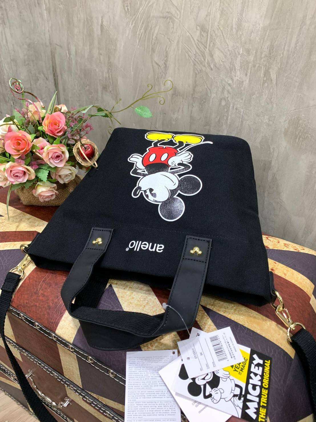 ANELLO MICKEY LIMITED EDITION MEDIUM DT-G004 เอาใจวัยรุ่นกับอีกหนึ่งคอลเลคชั่นน่าสะสมจากมิกกี้ เมาส์และมินนี่ เมาส์ ที่วาดลวดลายของตัวการ์ตูนยอดฮิตลงบนกระเป๋าให้เป็นซิกเนเจอร์กับรูปแบบทรง medium tote ขนาดกลางกำลังดี อีกทั้งยังเลือกใช้วัสดุอย่างผ้า Canvas 