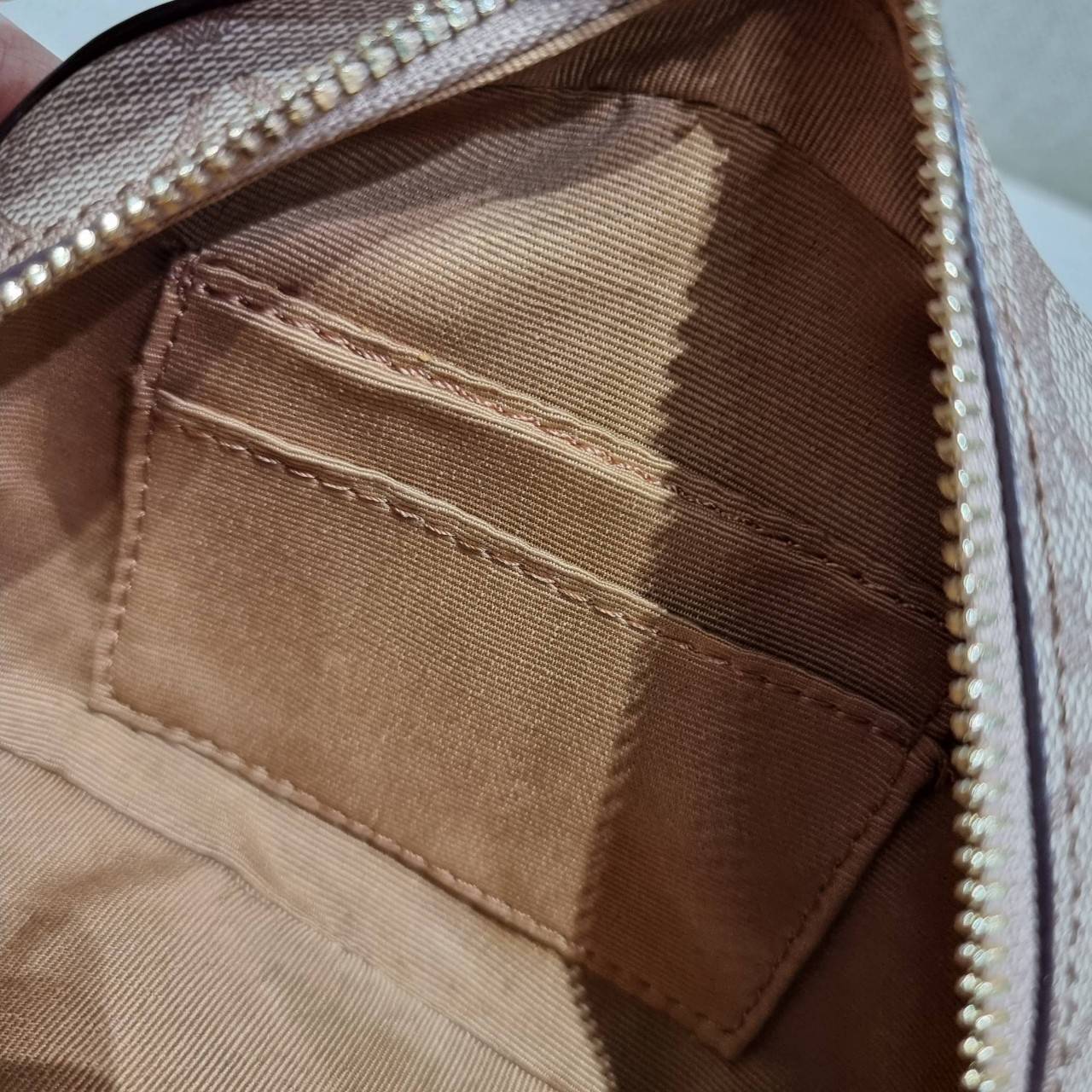 COACH 2628 MINI SERENA CROSSBODY IN SIGNATURE CANVAS ใหม่ที่สุด!! พร้อมส่งทุกสีเด็ด!! ย่อส่วนกระเป๋าสะพายคอลเลคชั่นยอดฮิต มินิเซเรนา ที่รับรองว่าน้องน่ารักม้ากกก!! ขนาดเล็กกุ๊งกิ๊ง แต่ดีเทลยิ่งใหญ่ วัสดุหนังแคนวาสเคลือบลาย เปิด-ปิดด้วยซิป สะดวกใช้ ภายในเป