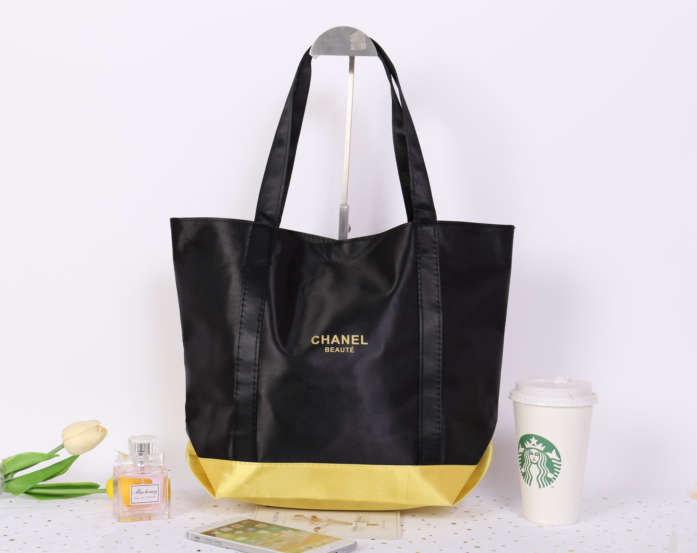 Chanel Satin Shoulder bag วัสดุ (Material) : Satin กระเป๋าสะพายข้าง ขนาดกำลังดีค่ะ ใส่เอกสารหนังสือได้นะคะ ด้านในซับผ้าลายเดียวกับสีกระเป๋าเลยค่ะ เป็นกระดุมแม่เหล็กเปิดปิด สินค้าพรีเมี่ยมแท้ แถมจากเค้าเตอร์แบรนด์ประเทศญี่ปุ่นค่ะ