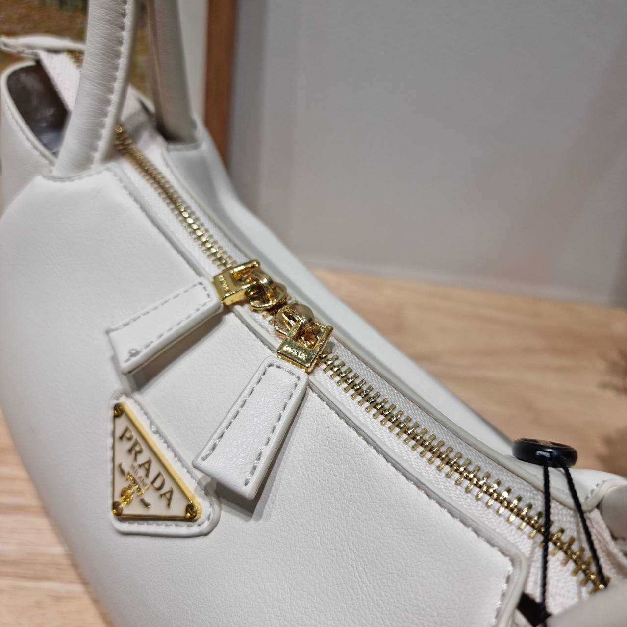 PRADA MEDIUM LEATHER HANDBAG กระเป๋าสะพายไหล่ดีไซน์เก๋และมาแรงมาก สาวๆหนุ่มๆติดแกลมต้องไม่พลาด สวยดูแพง เกรดวีไอพี ไฮเอน 1:1 ใช้งานต่างประเทศได้