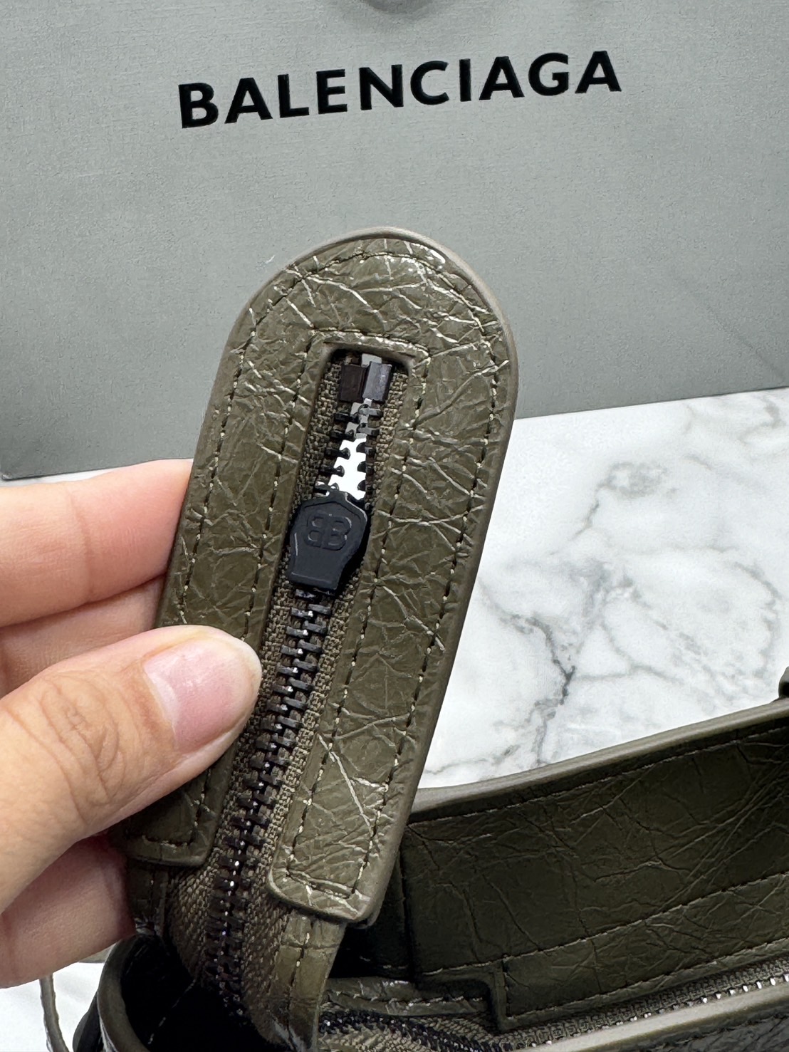 ORI หนังแท้ | Balenciaga Le City Bag East-west Bag 32cm กระเป๋าถือ/สะพายข้างทรงยาวดีไซน์โดดเด่นสวยเท่ล้ำสมัย ที่สุดแห่งความไอคอนิกไม่เหมือนใคร มีกิมมิคและลูกเล่นแพรวพราว