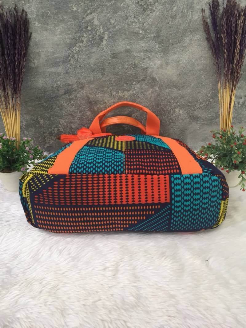 Kipling รุ่น Cicele กระเป๋าสะพายไหล่ใบใหญ่ สวยน่ารัก ตัวกระเป๋าด้านในเป็นช่องโล่งแบบปิดเปิดด้วยซิป มีช่องซิปด้านใน ด้านข้างกระเป๋า มี 2 ช่อง ปิดเปิด ด้วยเทป พร้อมที่ใส่โทรศัพท์ ปากกา และ MP 3 ในส่วนด้านใน และ ด้านข้างกระเป๋า ซ้าย-ขวา เป็นช่องขนาดเล็กสำหรั