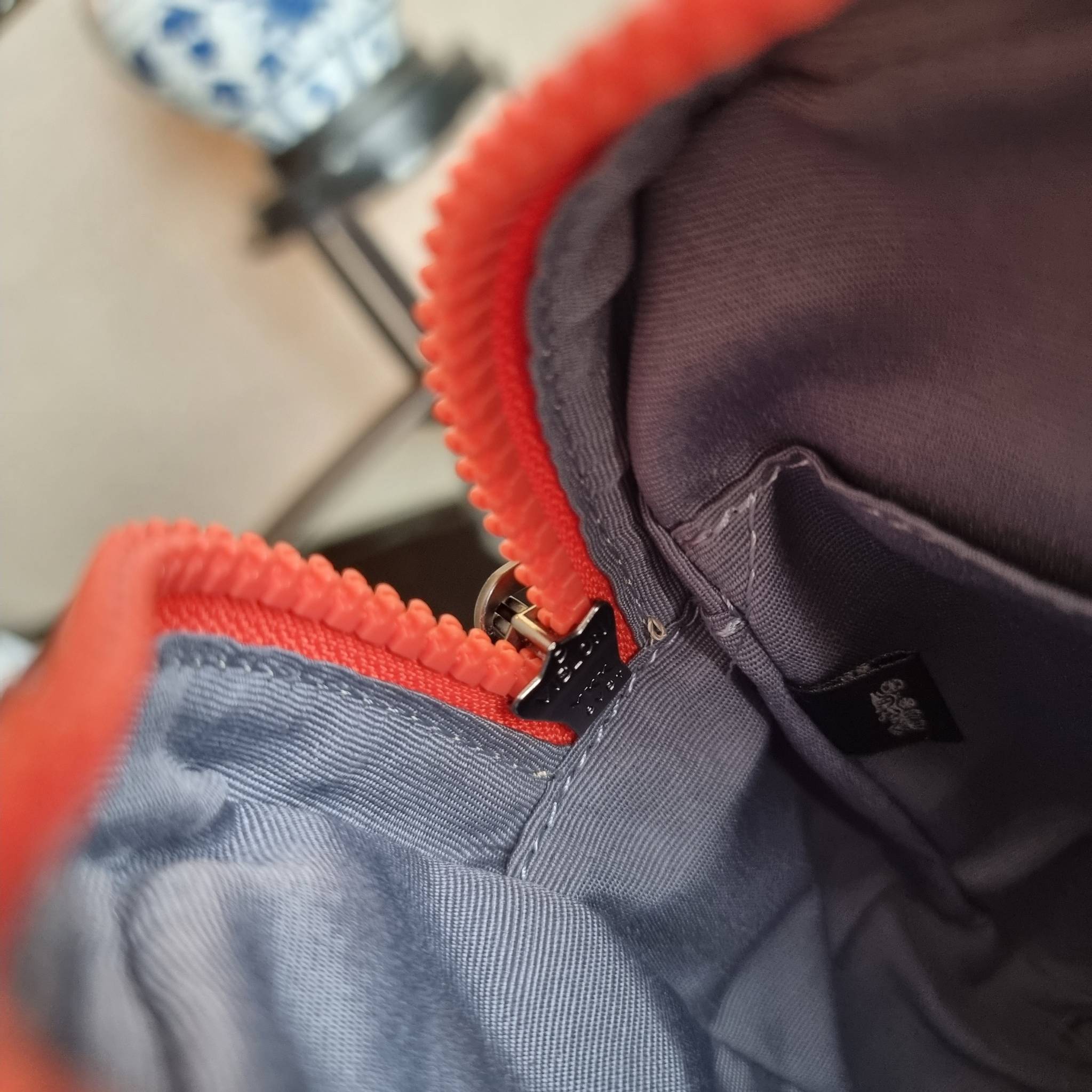 COACH TRACK CROSSBODY IN COLORBLOCK WITH COACH PATCH C6657 C8128 หล่อบอกต่ออีกหนึ่ง กระเป๋าสะพายทรงแมสเซ็นเจอร์ รุ่นเอาใจหนุ่มๆ ที่สาวๆก็อยากใช้!! ด้วยดีไซน์สีคัลเลอร์บล็อคที่โดดเด่น ทำให้ดูน่าใช้งาน วัสดุหนังแท้ สวยคมซ่อนหรู ฝากระเป๋ามีตัวล็อคแน่นหนา เปิ