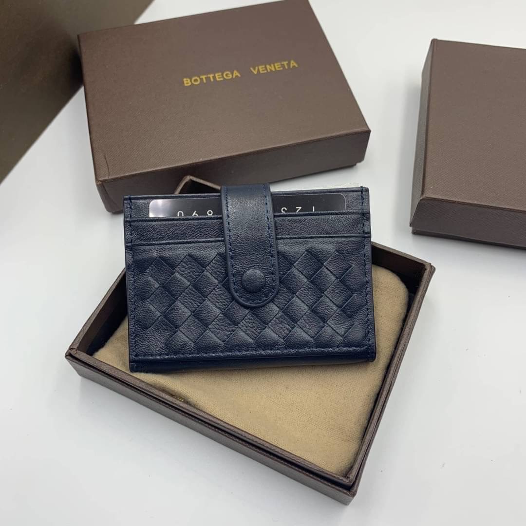 หนังแท้ BOTTEGA VENETA CARD HOLDER BI-FOLD / BV Card Holder พร้อมส่งที่ไทย กระเป๋าใส่บัตร 2 พับ รุ่นคลาสสิกที่หยิบมาใช้งานได้บ่อยที่สุด งานหนังลูกวัวแท้ทั้งใบ ใช้ทนทานได้นาน ใช้ทนทานได้นานภาพสินค้าถ่ายจากงานขายจริง ใช้งานต่างประเทศได้ค่ะ