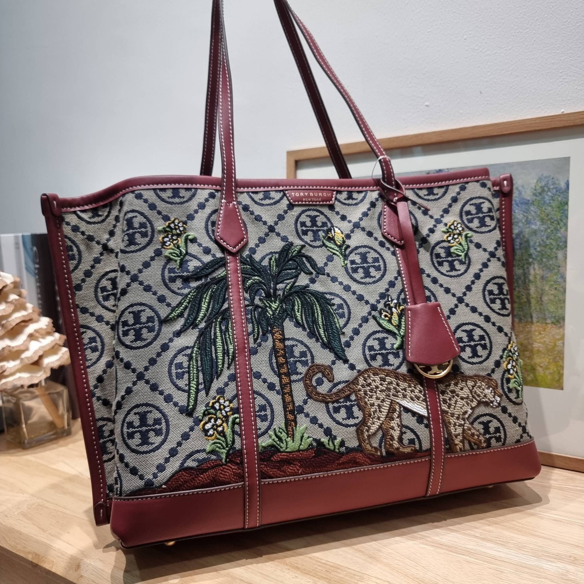 TORY TOTE BAG / TORY BURCH PERRY EMBROIDERED T MONOGRAM TRIPLE-COMPARTMENT TOTE BAG ใหม่ล่าสุด กับกระเป๋าทรงโท้ทใบใหญ่ ลวดลายโมโนแกรมสุดคลาสสิคที่ถูกดีไซน์รังสรรค์ด้วยงานปักสุดชิค น่าใช้ใจฟูแค่แรกเห็น ดีเทลดีงาม หูสะพายในตัว สะพายไหล่ได้แบบชิลๆ