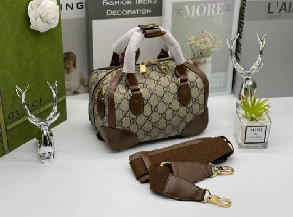 GUCCI Small duffle bag with Interlocking G เกรดออริจินอล กระเป๋าสะพาย กระเป๋าถือทรงหมอนสวยคลาสสิค วัสดุหนังแคนวาสอย่างดี ใบจริงสวยมาก! เปิด-ปิดกระเป๋าด้วยซิป หัวซิปตัว G อะไหล่สีทอง เลิศ!! ภายในโล่งกว้าง มาพร้อมสายสะพาย ปรับได้ ถอดออกได้ จะถือหรือสะพาย cr