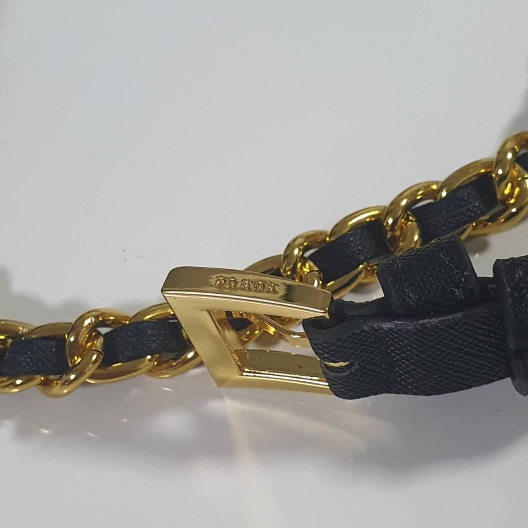 PRADA SHOULDER BAG ส่งตรงจากเคาเตอร์ต่างประเทศ นานๆจะมาทีคะ **ขนาดมินิปุ๊กปิ๊ก กับแบรนด์ Prada เก๋ ไม่ซ้ำใครแน่นอนคะรุ่นนี้ เปิดปิดด้วยกระดุมแม่เหล็ก ภายในบุผ้าแบรนด์ และ มีป้ายโลหะแบรนด์ **อะไหล่ทองเข้มทั้งใบ สามารถใส่Iphone11+ ได้ งานน่ารัก ราคาดี้ดีแบบ