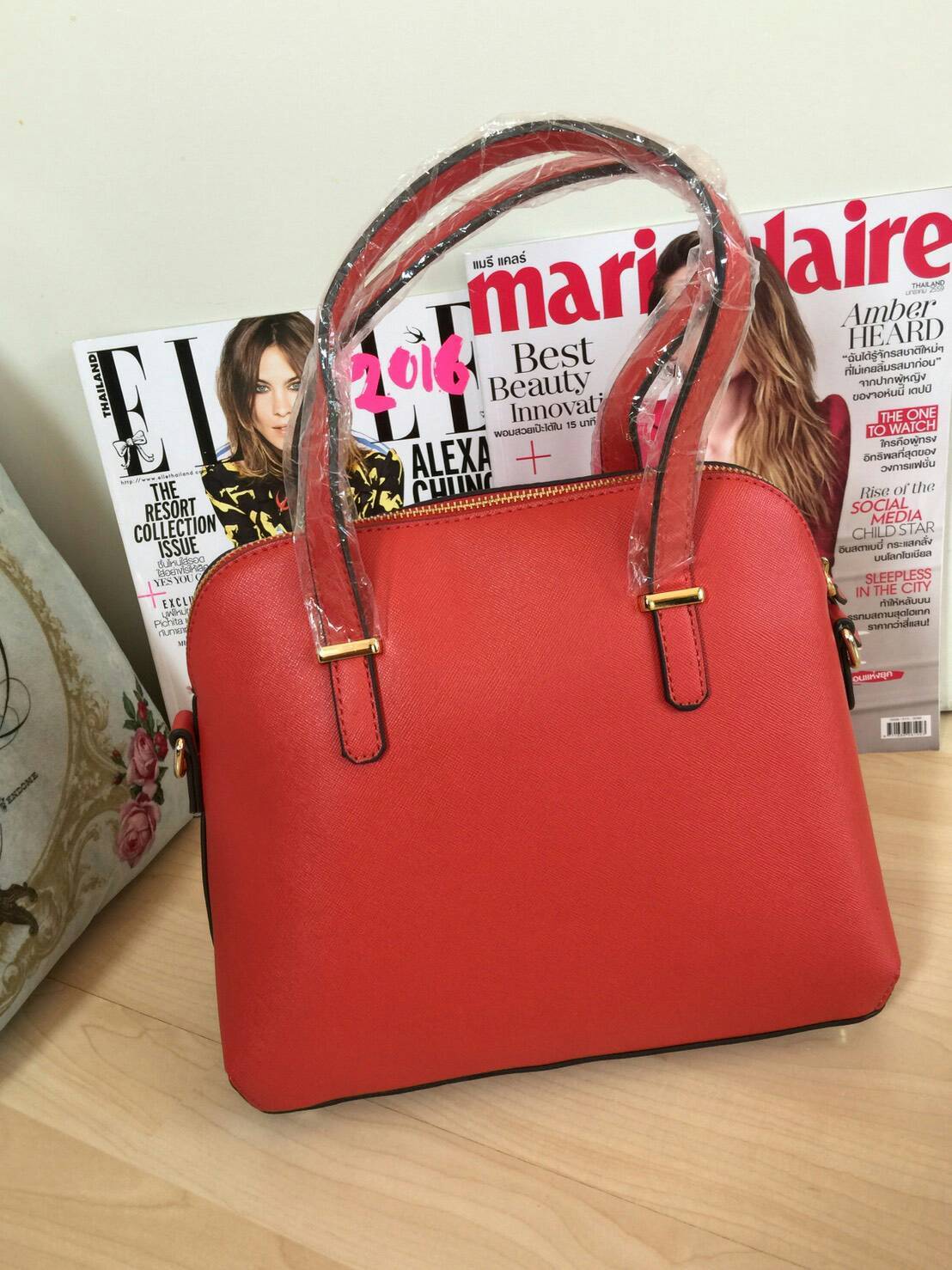 New in !!!! Kate spade new york Bagกลับมาอีกรอบกับรุ่นขายดีค่ะ!!! กระเป๋าถือหรือสะพายข้างทรงฮิต ลายหนังซาฟเฟียโน่สวย ด้านหน้าปั้มโลโก้แบรนด์ เปิดปิดกระเป๋าแบบซิปด้านในโล่งกว้างใส่ของได้จุนะค่ะรุ่นนี้ ภายในกระเป๋ามีช่องซิปและช่องเล้กให้ใส่ของจุกจิกค่ะ. ด้า