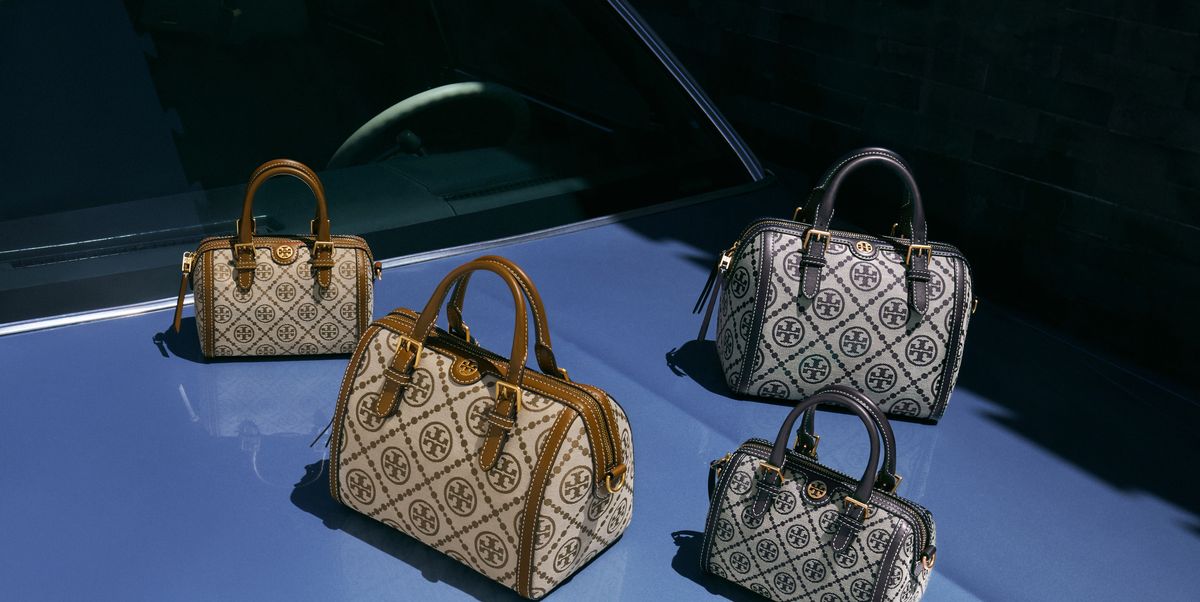 Large: Tory burch T Monograme Jacquaed Duffle เป็นทรงกระเป๋าที่มีความฮอตฮิตตลอดกาล ด้วยรูปทรงคลาสสิคและเหมาะใช้งานเข้ากับทุกสถานการณ์ ไม่ว่าจะเป็นกระเป๋าสะพายไหล่ เพิ่มความคล่องตัวและเข้าได้กับทุกลุค ไม่ว่าจะเป็นวันสบายๆ หรือวันที่ต้องออกไปทำกิจกรรมลุยๆ ห