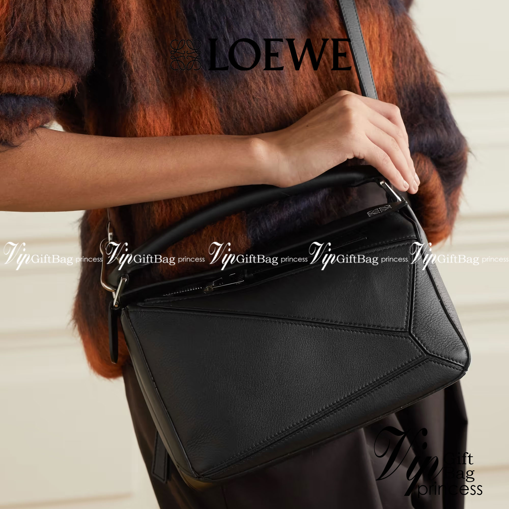 Loewe Puzzle Bag In Classic กระเป๋าทรง Puzzle นี้ออกแบบโดย Jonathan Anderson โดยได้รับแรงบันดาลใจในการออกแบบมาจากรูปทรงของลูกรักบี้ ดังนั้น จึงจะเห็นได้ว่าการตัดเย็บและรูปทรงของกระเป๋านั้นคล้ายคลึงกับลูกรักบี้ รูปทรงดูมินิมอลไม่ทิ้งคอนเซ็ปต์ของแบรนด์ สามา