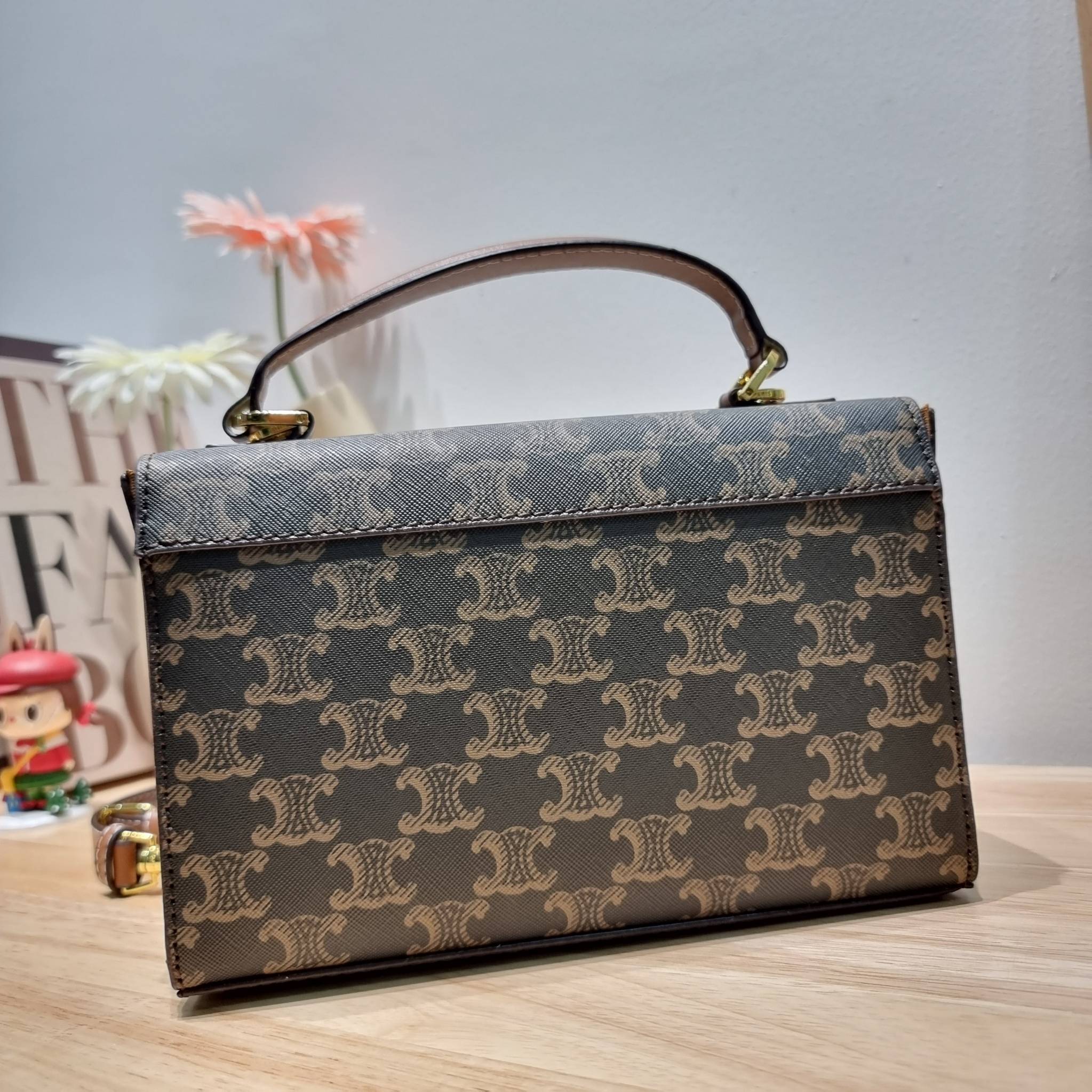 CELINE BOX TRIOMPHE IN TRIOMPHE CANVAS กระเป๋าสะพายสวยอยู่ทรง ดีไซน์เอกลักษณ์ ใช้งานง่ายด้วยอะไหล่กดล็อค วัสดุหนังแคนวาสทนทาน