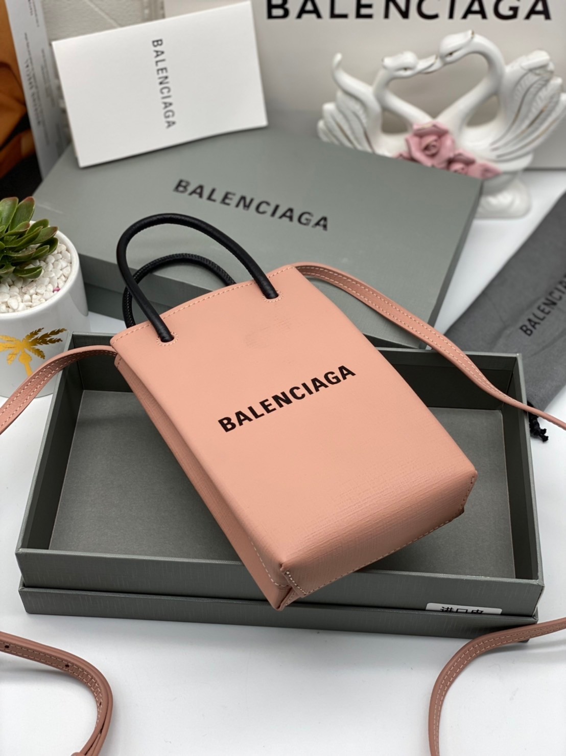หนังแท้ BALENCIAGA Shopping Phone Pouch leather tote พกกระเป๋าช้อปปิ้งขนาดมินิ ไปทุกที่ในฤดูกาลนี้ ดีไซน์ที่ใช้ได้ทุกวันตั้งแต่หนังแบบมีเท็กซ์เจอร์ ภาพสินค้าถ่ายจากงานขายจริง ใช้งานต่างประเทศได้
