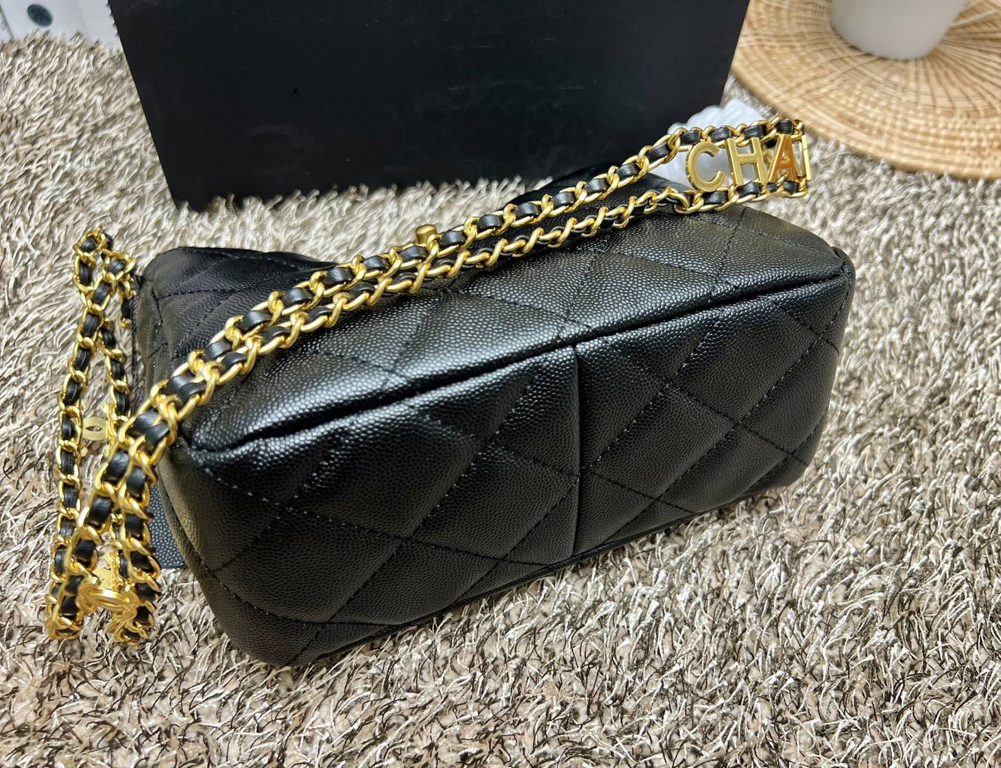 CHANEL กระเป๋าหิ้วหรือสะพายไหล่ หนังแท้ลสบคาเวียร์สวยงามมากๆ 🌟โดดเด่นด้วยสายของกระเป๋ามีโลโก้แบรนด์ประดับ หรูมากๆค่ะ เปิด-ปิดกระเป๋าแบบหมุนล็อค ภายในใส่กระเป๋าเงินใบกลาง;มือถือได้ทุกรุ่น;ของจำเป็นจุกจิกอื่นๆได้หลายอย่าง มีช่องเล็กให้ใส่ของจุกจิกนะ