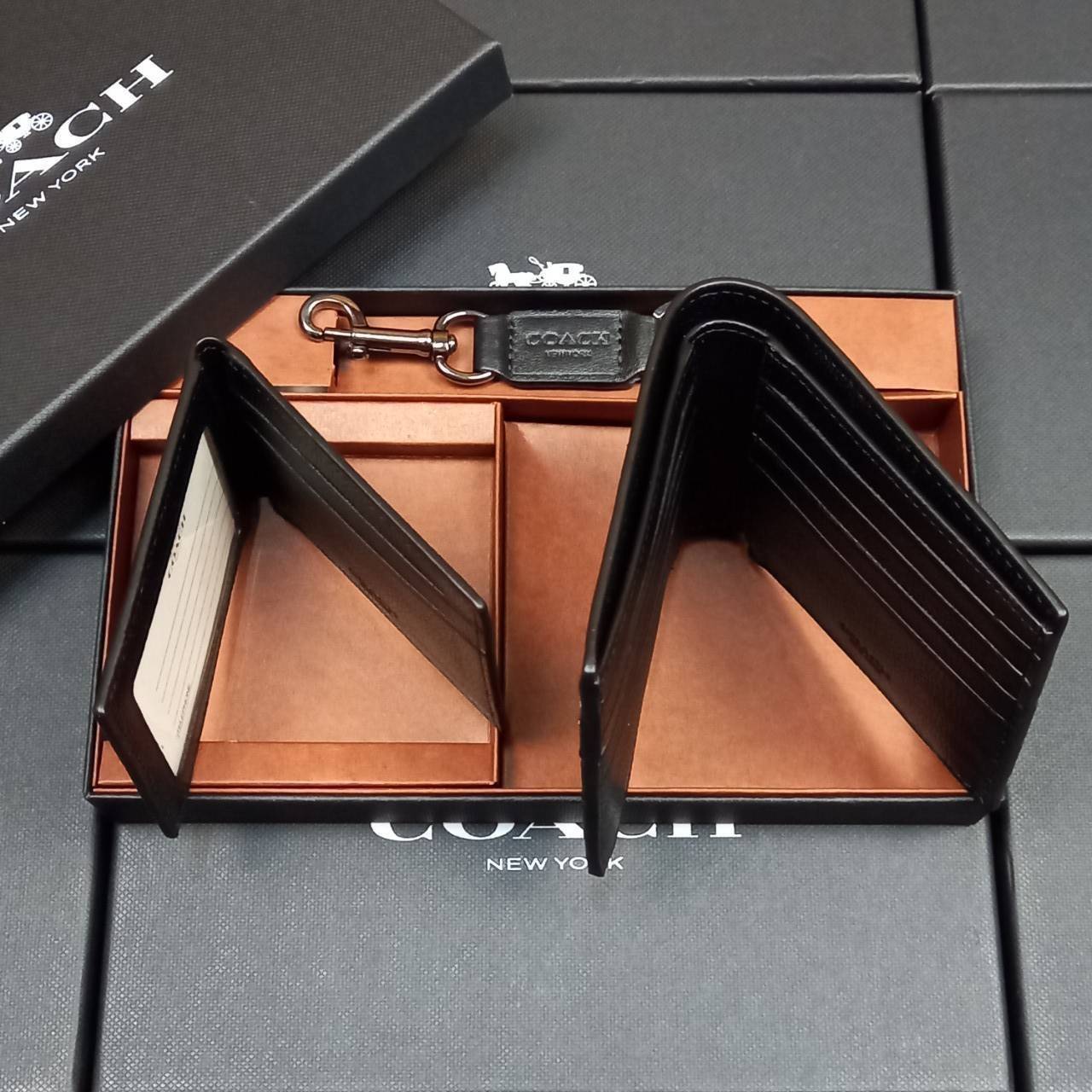 COACH 3-IN-1 WALLET WITH VARSITY STRIPE WITH KEY FOB LIMITED BOX(COACH 3007)🍁กระเป๋าสตางค์ มี ID ใบลูก สำหรับใส่บัตรแยก มีพวงกุญแจ ใช้แล้วดูหล่อสุดๆ🔸️**จะใช้เอง หรือเป็นของขวัญให้คนสำคัญ ก็ตอบโจทย์มากๆ **รับประกันว่า หยิบใช้แบบวางไม่ลงกันเ