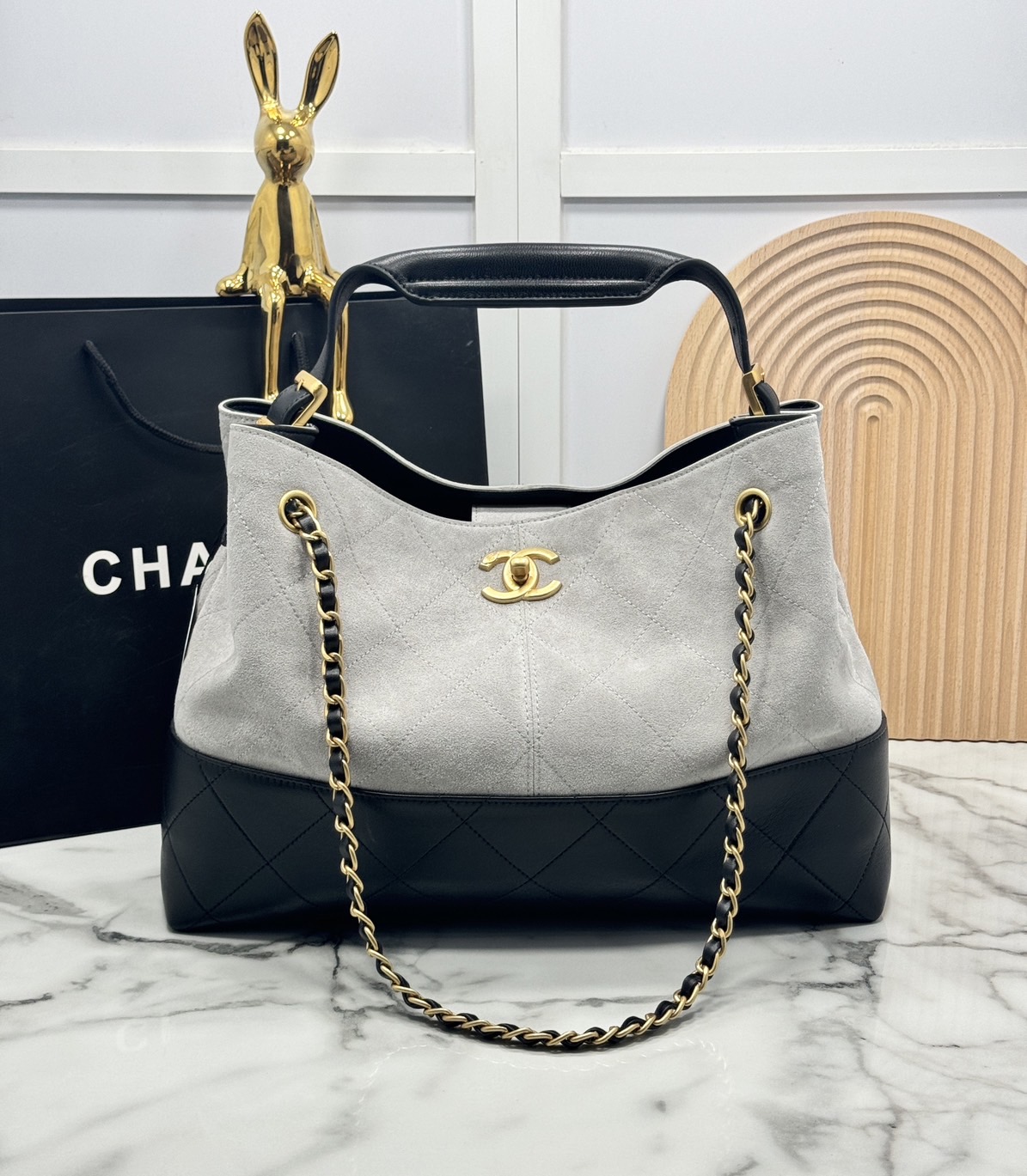 ORI หนังแท้ | CHANEL Shopping Bag 25A Suede Bag กระเป๋าช้อปปิ้งทรงโท้ทหนังกลับสีทูโทน ในคอล Métiers Dart 2024/25 ดีไซน์ใหม่หนังกำมะหยี่โทนเทา ใช้งานง่าย สวยหรูดูแพง