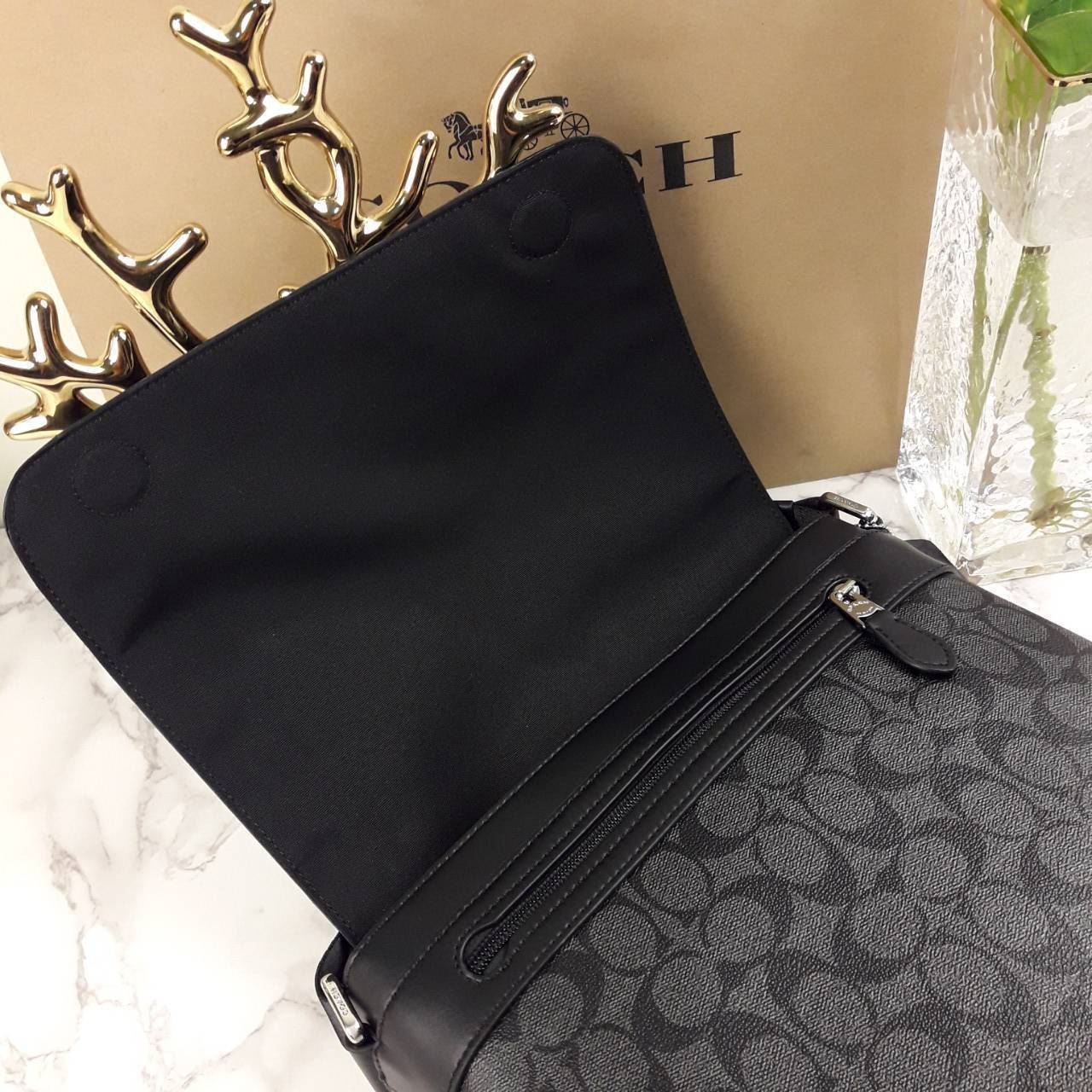 COACH CHARLES SMALL MESSENGER IN SIGNATURE (F54771)🌲ทั้งหล่อ ทั้งเท่มากๆขนาดนี้ ไม่ควรพลาด !! //สะพายข้างใบใหญ่ Unisex ใช้ได้ทั้งชายและหญิง // วัสดุแคนวาส ผสมหนังแท้อย่างดี อยู่ทรงสวย คุณภาพสุดๆ ฝาเปิดกระเป๋า ล็อคด้วยตัวล็อคแม่เหล็ก แน่นหนามากๆ ช่