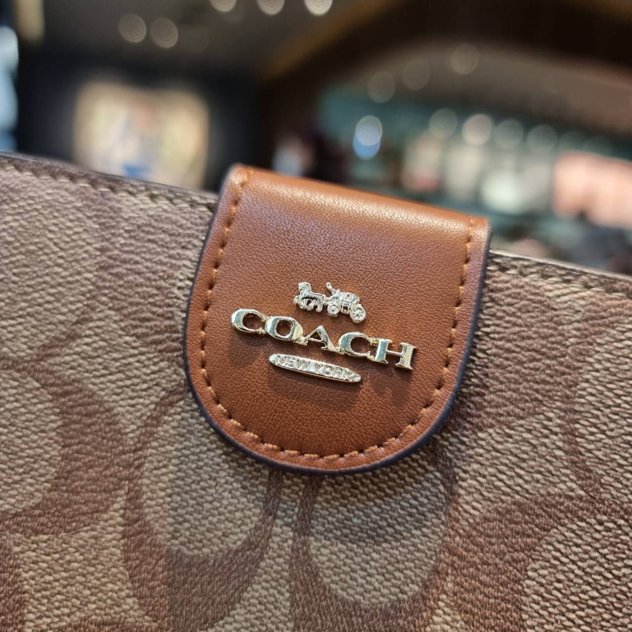 COACH C0082 MEDIUM CORNER ZIP WALLET IN SIGNATURE CANVAS ดีไซน์ใหม่ล่าสุด!! กระเป๋าสตางค์ใบกลาง 👛 ขนาดกำลังเหมาะมือ วัสดุหนังแคนวาสเคลือบลาย ดูแลรักษาง่าย มีช่องใส่บัตรและธนบัตรครบ และช่องซิปแยกไว้ใส่เหรียญ ครบเซ็ทแบบนี้เหมาะส่งต่อเป็นของขวัญที่สุ