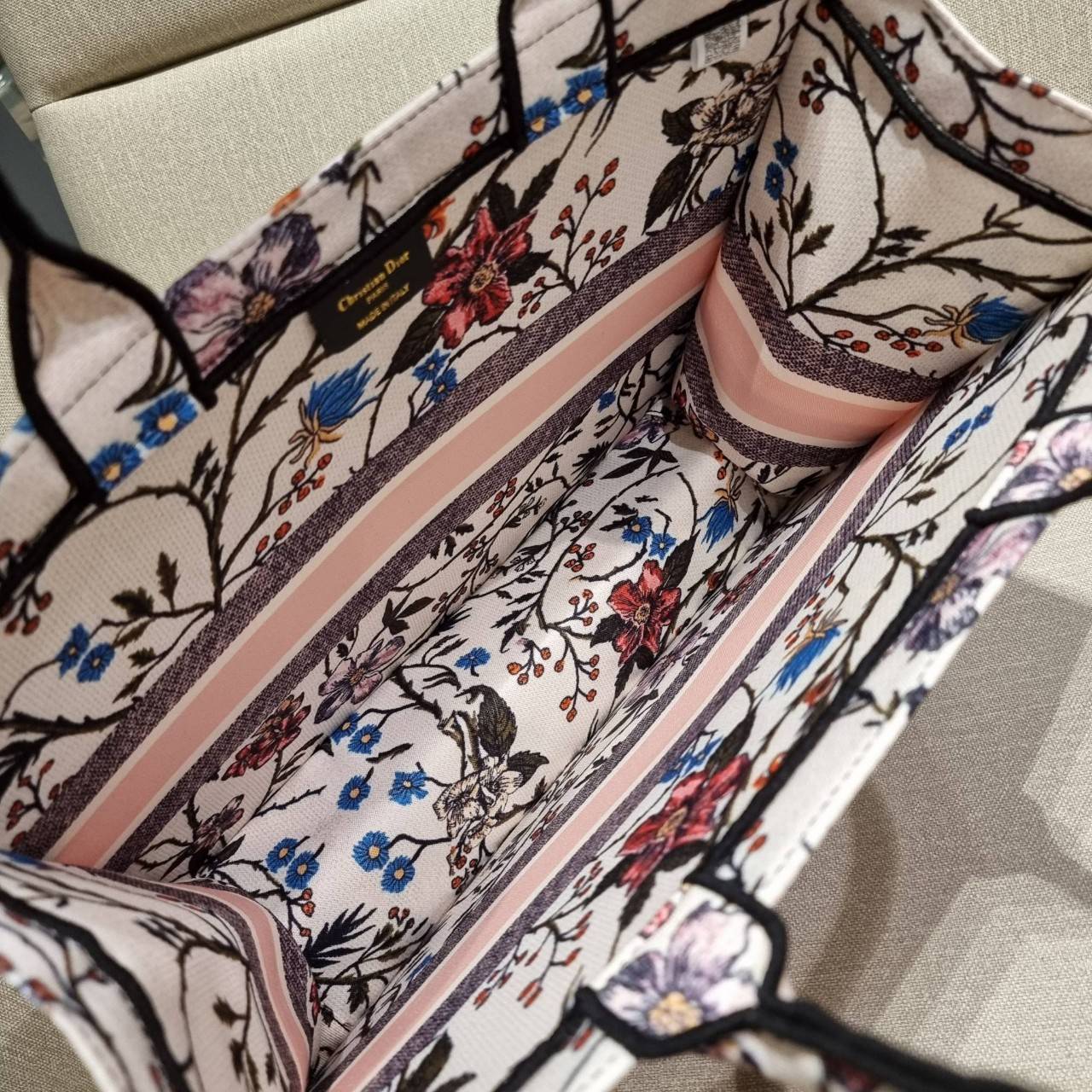 VIP 】HOT ARRIVAL!! DIOR CD SHOPPING BAG WITH GWP กระเป๋าทรงช้อปปิ้งใบใหญ่ จุใจ!! พรีเมี่ยมกิ๊ฟรุ่นดับเบิ้ลฮอต ดีไซน์คลาสสิควินเทจ สวยหรู วัสดุผ้าแคนวาสลายกราฟฟิค ภายในโล่งกว้างมากๆ ใส่ของจุสุดๆ โน้ตบุ้ค ไอแพด กระเป๋าสตางค์ มือถือ หรือเสื้อผ้ายังได้ สะพายค