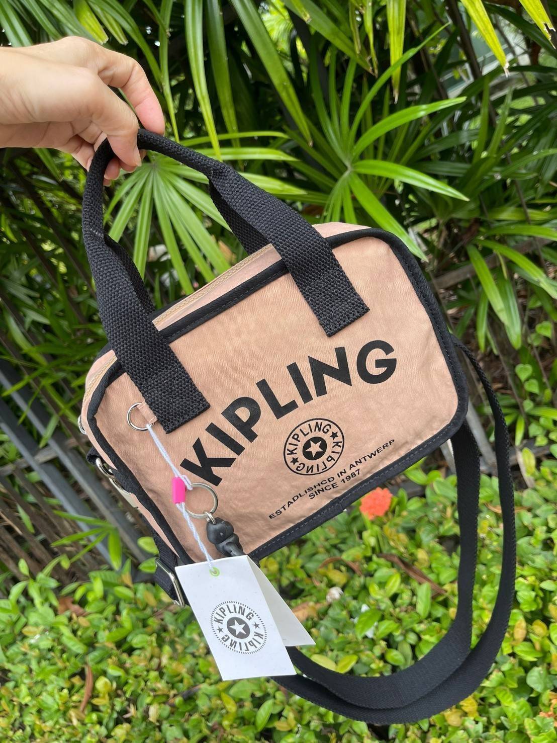 Kipling Kirsty Small Handbag (KI6275) กระเป๋าถือหรือสะพายทรงcrossbody จากคอลเลคชั่นใหม่ล่าสุด ที่เน้นฟังก์ชั่นแบบไม่ซับซ้อน สีสันเรัยบง่ายเข้าได้กับสีเสื้อผ้าได้ดี สามารถใส่ของที่จำเป็นสำหรับผู้หญิงได้แทบทุกอย่างไม่ว่าจะเป็น มือถือ กระเป๋าสตางค์หรือเครื่อ