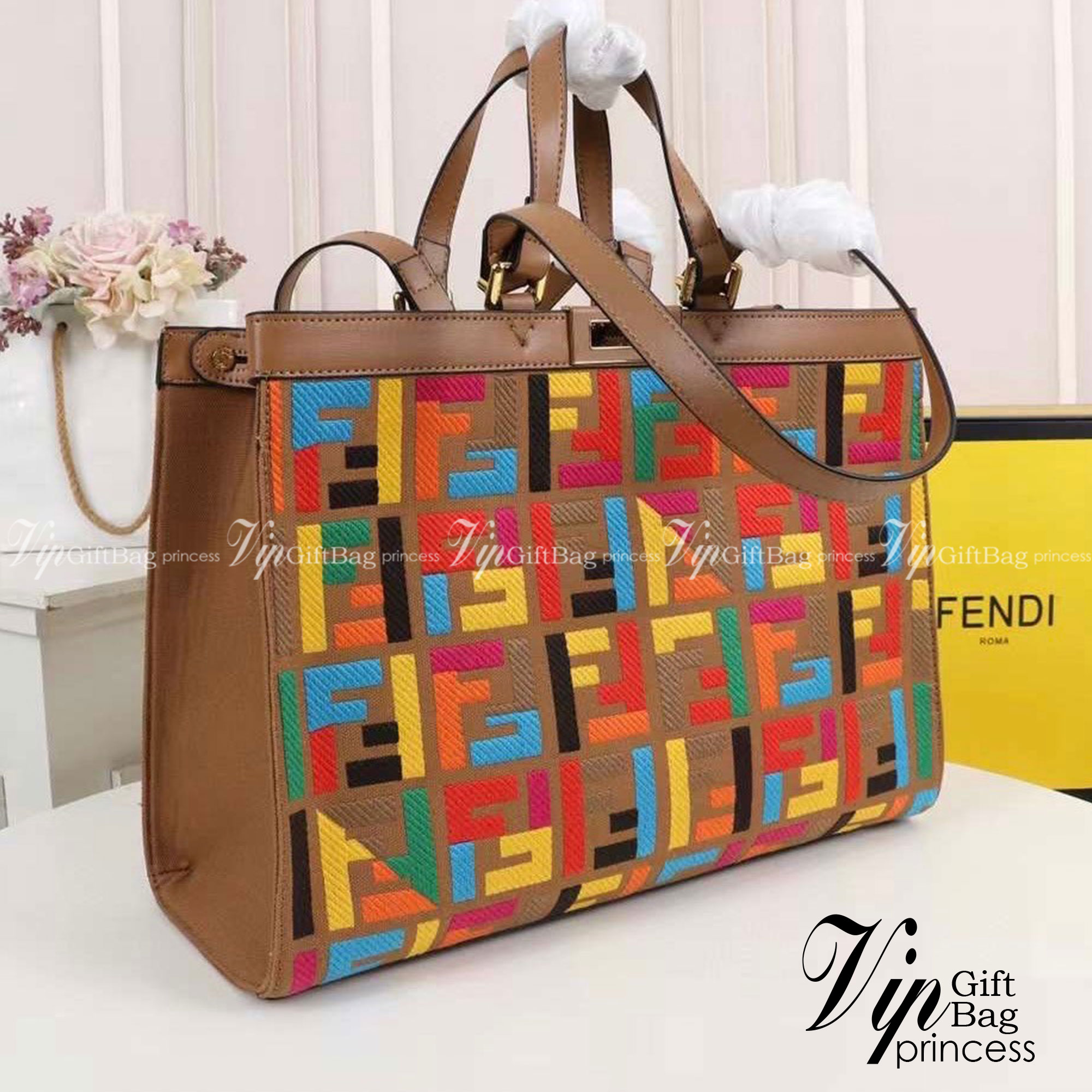 FENDI PEEKABOO X-TOTE BAG Multicolour 40cm เกรดเทพออริจินอล FENDI MONOGRAM SHOPPING BAG สวยมงลงมากค่ะ กระเป๋าสะพายข้างได้ ถือได้ ใบใหญ่ลายโมโนแกรม FF สวยมากทรงนี้ใช้เป็น everyday bag ได้ จุใจใส่ของได้เยอะ ตัวกระเป๋าผลิตจากผ้าทออย่างดี อยู่ทรงสวย ภายในโล่ง