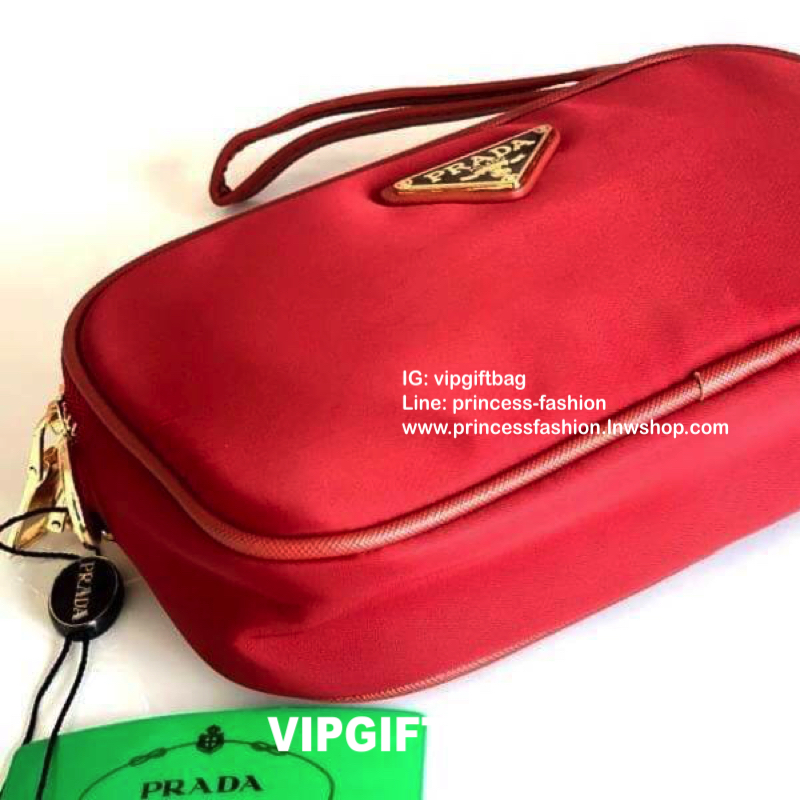 PRADA CROSSBODY BAG WITH ZIP GIFT WITH PURCHASE (GWP) กระเป๋าสะพายพรีเมี่ยมกิ้ฟ Limited Edition จากเคาน์เตอร์แบรนด์ดีไซน์เรียบหรูดูดี วัสดุ Nylon & Polyester 100% เนื้อหนาคุณภาพดีตามแบบฉบับของแบรนด์ ด้านหน้าประดับโลโก้มีช่องแบ่ง2 ช่องเป็นสัดส่วนเปิดปิดด้ว