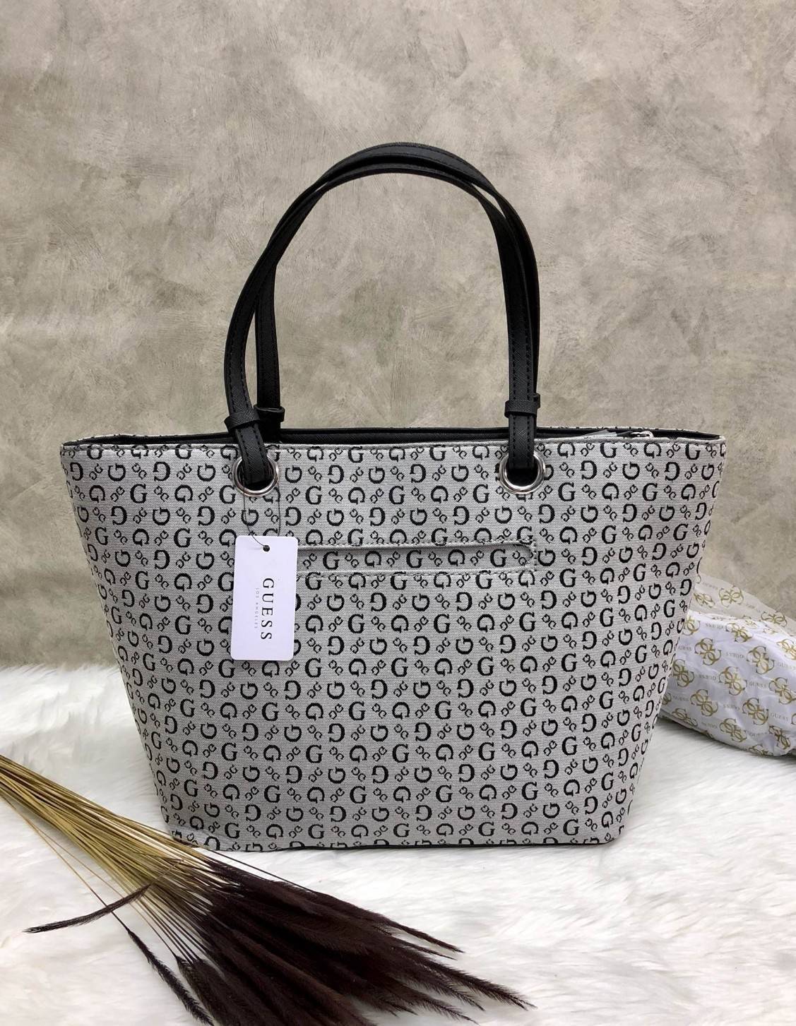 New !!! GUESS HANDBAG SHOULDER BAG พร้อมส่ง สินค้าเข้าใหม่ค่ะ!!!กระเป๋าถือและสะพายไหล่ วัสดุผ้าปักลาย G ทั้งใบค่ะ ด้านหน้าติดโลโก้แบรนด์หรู พร้อมห้อยพวงหนังยาวลงมาบอกเลยสวยมากๆค่ะเปิดปิดกระเป๋าแบบซิป กระเป๋าซับในลายแบรนด์ ภายในกระเป๋าแบ่งเป็นสองช่องใหญ่ใส