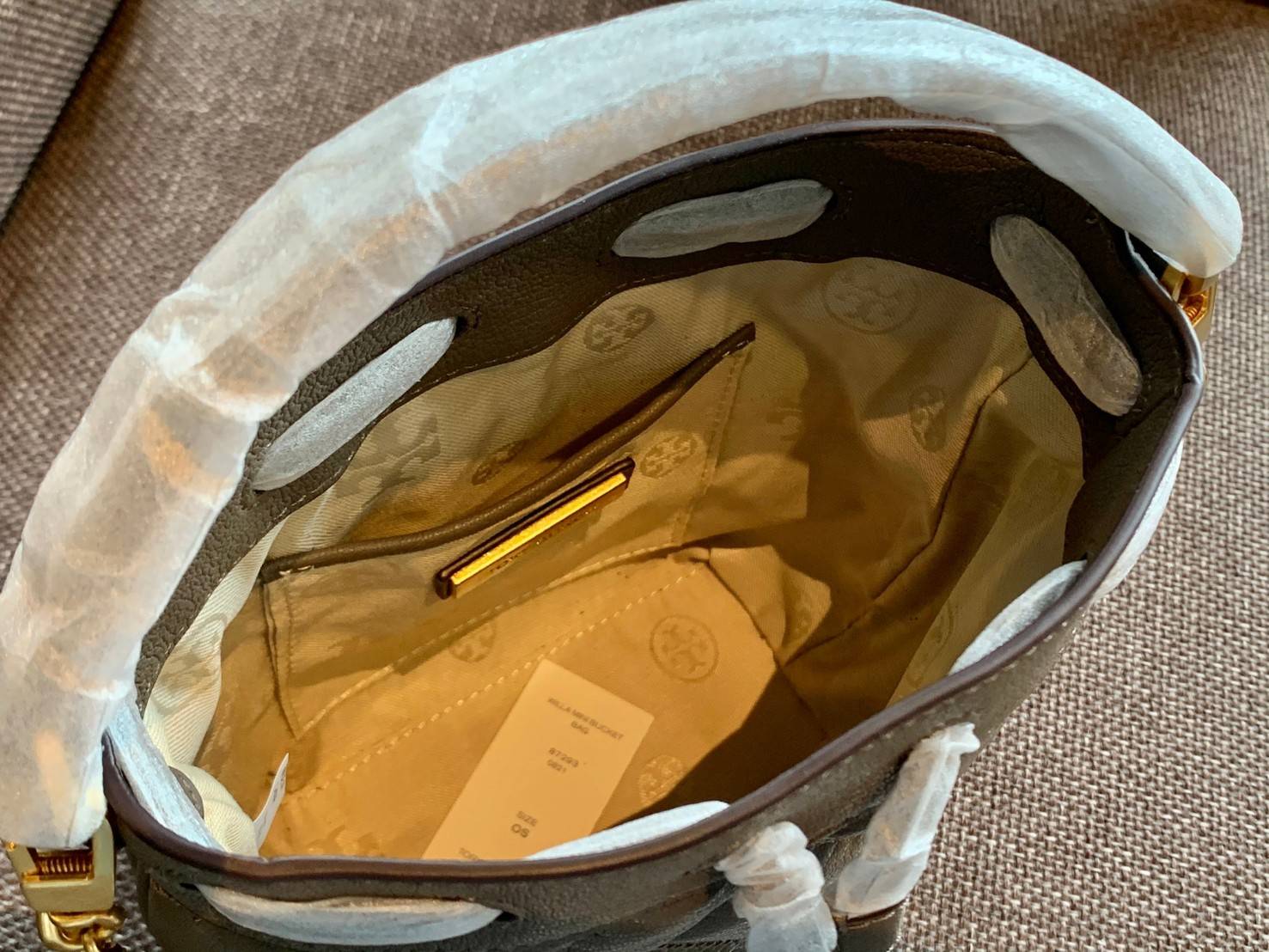 น้องสวยเกินเบอร์ คุณภาพแน่น จำนวนจำกัด! TORY BURCH MINI WILLA BUCKET BAG พร้อมส่งที่ไทย แนะนำต้องมีค่า กระเป๋าทรงจนมจีบ หนังแกะแท้((หนังแกะจะมีคุณภาพดีและแพงกว่าหนังวัวนะคะ)) ลายหนังสวย เดินด้ายลายนวม สัมผัสแล้วสาวๆหลงรักแน่นอนค่าา