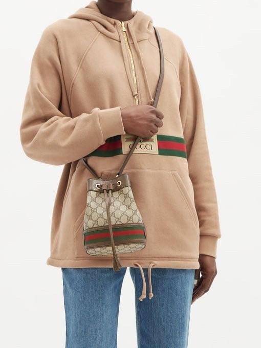 GUCCI Ophidia mini small GG bucket bag กระเป๋าถือหรือสะพายข้าง ขนาดเล็ก ทรงขนมจีบ วัสดุผ้าใบ+หนังแท้ พร้อมแถบลายทางสีเขียวและสีแดงด้านล่าง ด้านในโล่ง มี1ช่องเล็ก สายยาวถอดสายไม่ได้ ปรับระดับได้ ใบนี้เรียบหรูดูดีสุดๆไม่ควรพลาดค่า