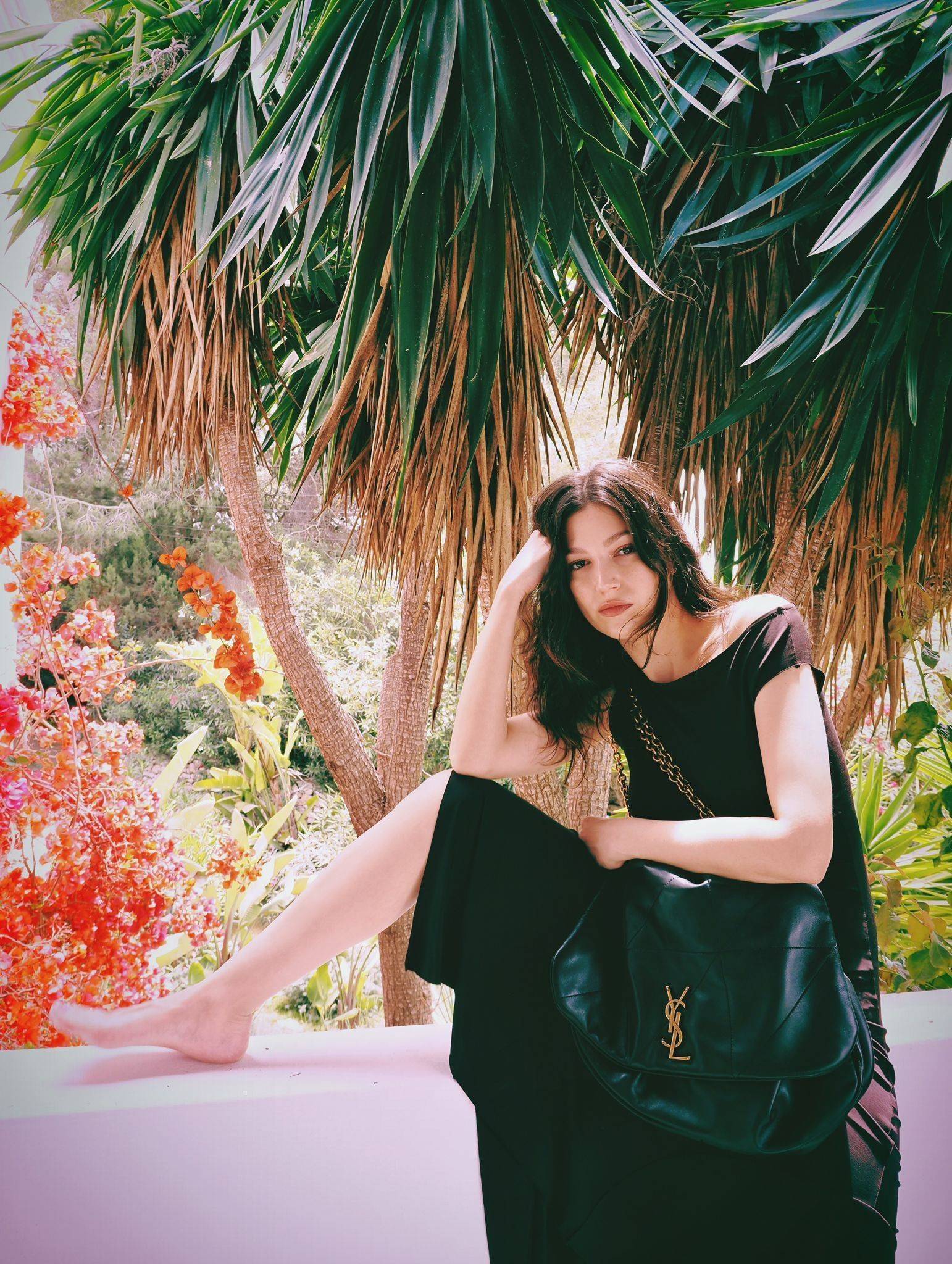 YSL jamie 4.3 in lambskin กระเป๋าสะพายใบใหญ่ เรียบหรู ดูปัง ดูแพง สีดำคลาสสิคตัดกับอะไหล่สีทองได้อย่างลงตัว ครบเครื่องตัวมัม! ดีไซน์ใหม่ 2023 สัมผัสผิวกระเป๋าดูดีมากๆ