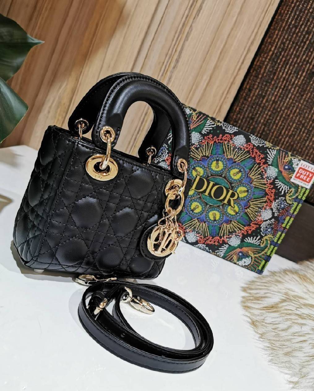 CHRISTIAN DIOR MINI BAG VIP GIFT WITH PURCHASE (GWP) พรีเมี่ยมกิ้ฟ Limited Edition จาก DIOR DUTYFREE COUNTER วัสดุหนังแท้ Calfskin ทรงเหลี่ยมหนังสวยหรูอยู่ทรงขึ้นลายเอกลักษณ์แบรนด์ ประดับTAGห้อยโลโก้แบรนด์อะไหล่ทองด้านหน้า เปิดปิดด้วยฝาปิด ภายในโล่งมีโลโก