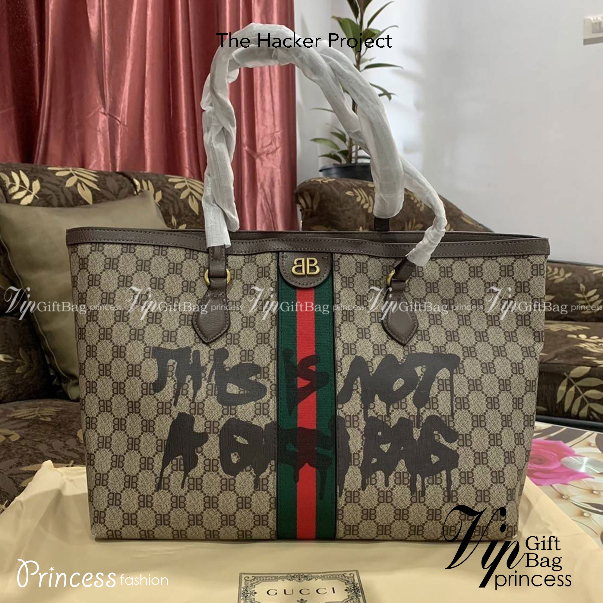 Gucci x Balenciaga The Hacker Project Graffiti Tote กระเป๋าช้อปปิ้งทรงโท้ท โดดเด่นด้วยลวดลายเพ้นท์กราฟฟิตี้ ใบใหญ่ จุสัมภาระได้อย่างจุใจ