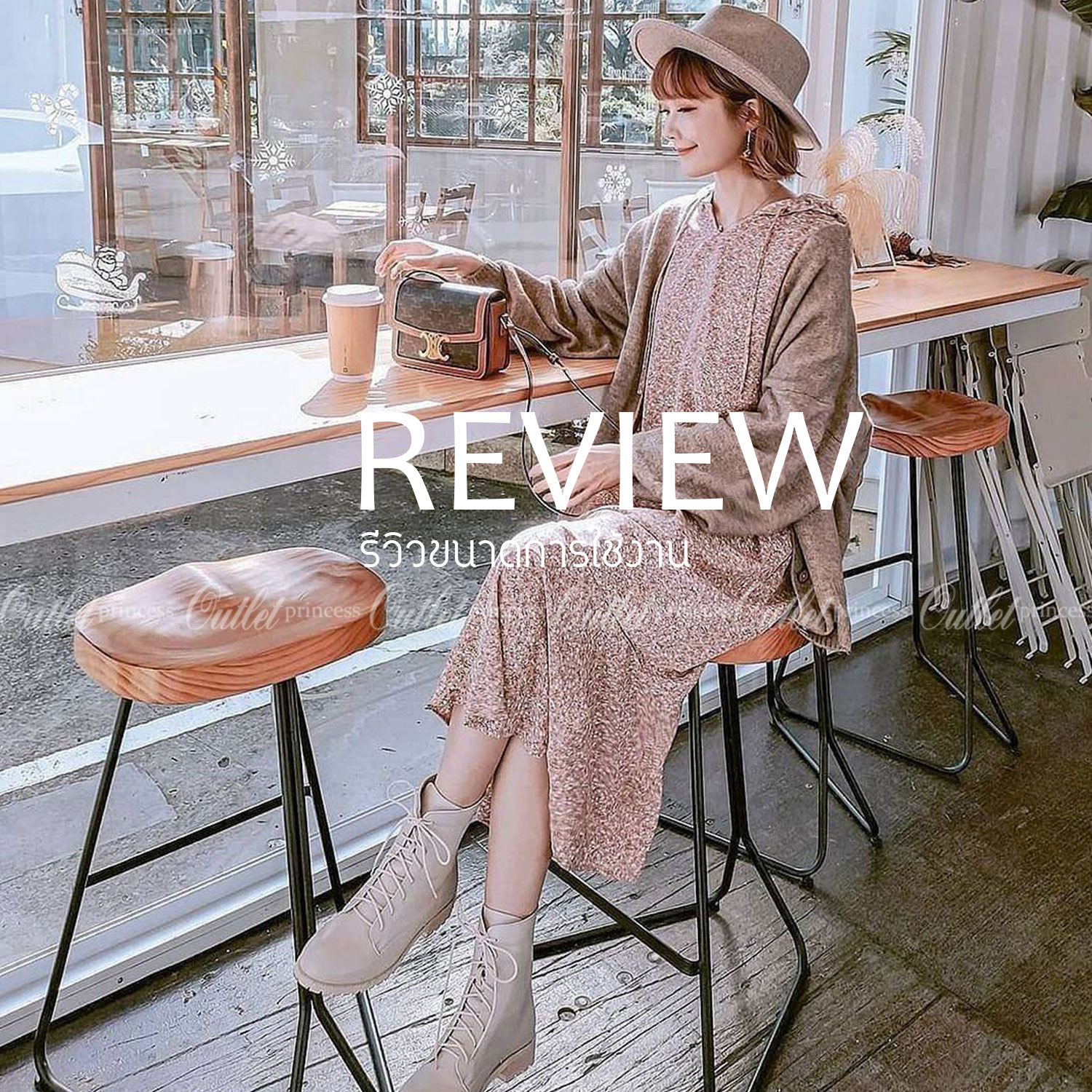 พรีเมี่ยมกิ๊ฟแท้ 100% 】CELINE TRIOMPHE CROSSBODY BAG VIP GIFT WITH PURCHASE-GWP พรีเมี่ยมกิ๊ฟ Limited จาก CELINE PERFUME DUTY FREE COUNTER วัสดุ TRIOMPHE CANVAS & LEATHER ทรงเหลี่ยมหนังสวยหรูอยู่ทรงเปิดปิดด้วยฝาปิดโลโก้แบรนด์อะไหล่ทอง ภายในมีช่องหลักและช่