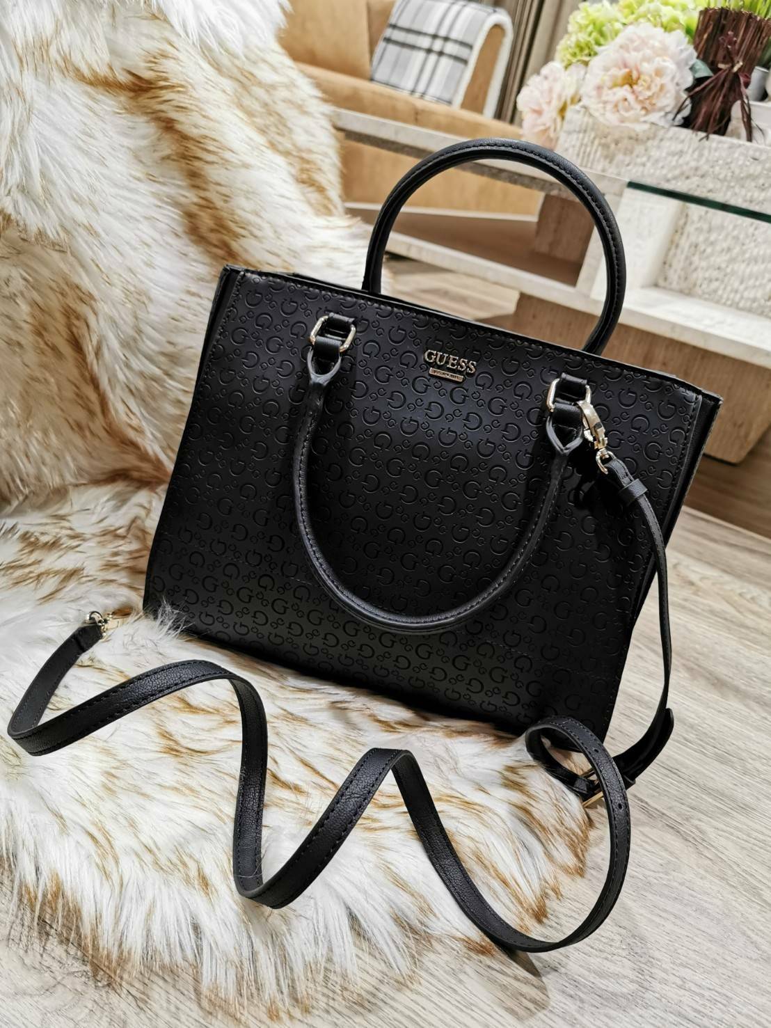 GUESS SINGNATURE SHOPPER BAG กระเป๋าถือหรือสะพายรุ่นล่าสุดจาก GUESS FACTORY หนังสวยอยู่ทรงปั้มลาย Singnature Brand รอบใบ ด้านหน้าประดับโลโก้แบรนด์ หูหิ้วเเข็งเเรงพับลงได้ เปิดปิดด้วยซิปสะดวกใช้ ขนาดกำลังดี ภายในมีช่องซิปและช่องใส่ของ กว้างและจุ น้ำหนักเบา