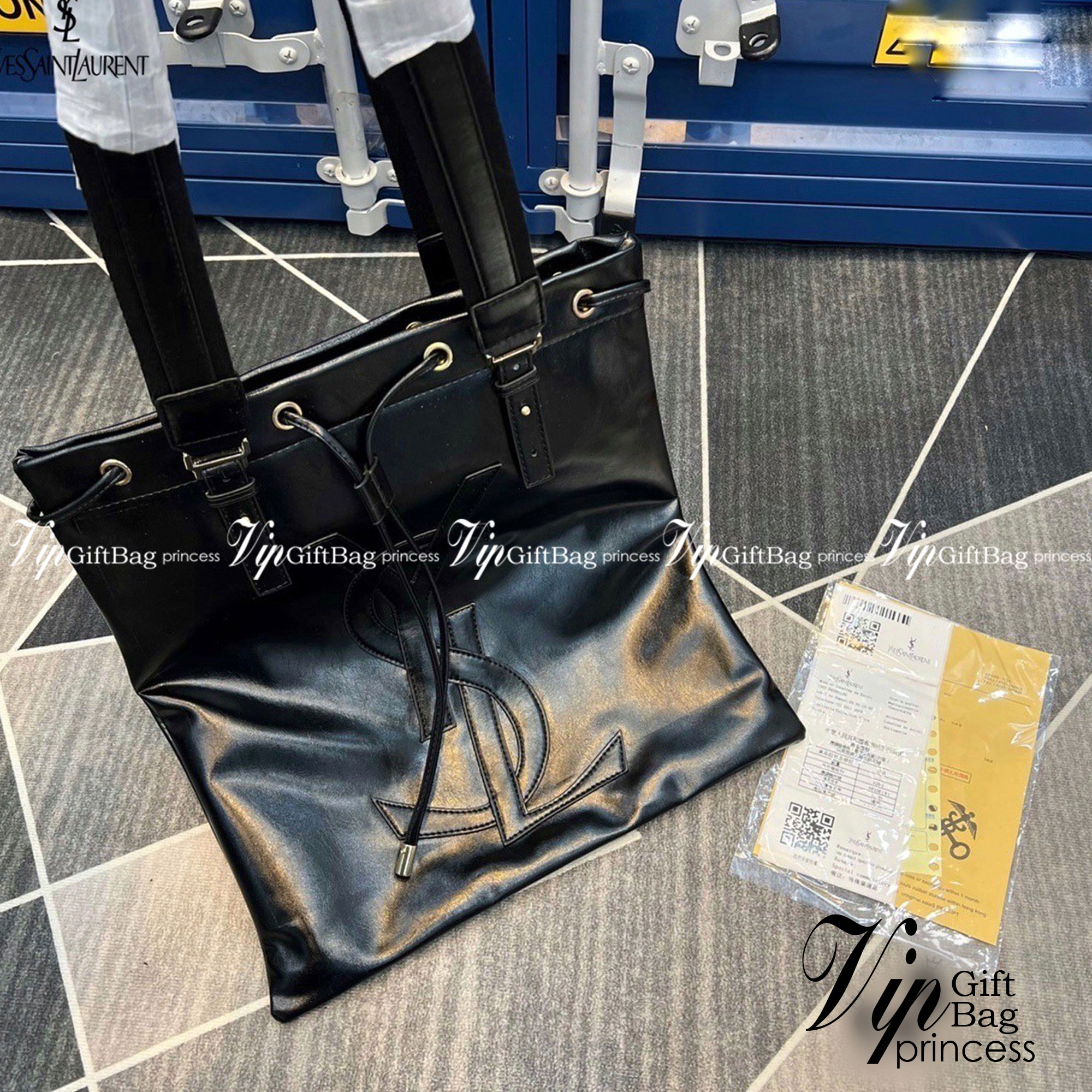 YSL shopper tote leather drawstring closure กระเป๋าทรงชอปปิ้ง มาใหม่ หนังสวย ผูกด้วยสายหนัง โดดเด่นด้วยโลโก้ด้านหน้า มีให้เลือก 2 สี 2 ขนาด ภายในโล่งกว้างมาก ใช้งานง่าย สะดวกสุดๆ