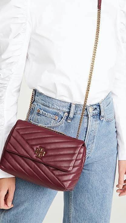 Small : Tory Burch Kira Chevron Small Convertible Shoulder Bag เป็นกระเป๋าที่ใช้ในการออกงานสำคัญหรือวันที่มีปาร์ตี้สังสรรค์ คุณควรเลือกใช้กระเป๋าที่มีดีไซน์สะดุดตา เพราะจะช่วยยกระดับและเพิ่มเสน่ห์ให้กับตัวคุณเองมากยิ่งขึ้น หากเป็นงานทางการ เช่น งานราตรีสุ