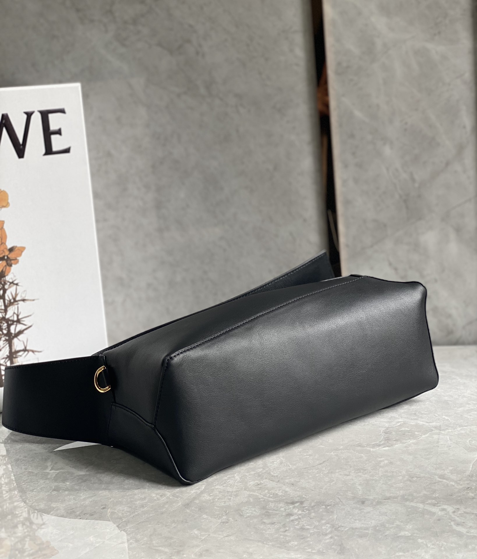 LOEWE Puzzle Hobo bag in nappa calfskin กระเป๋าสะพายไหล่มีความพิเศษในหลายด้าน ไม่ว่าจะเป็นรูปทรงที่แปลกใหม่ มินิมอลด้วยโลโก้อนาแกรมแบบประทับ ดูหรู เป็นกระเป๋า Unisex ที่ไม่ว่าคุณจะเป็นผู้หญิงหรือผู้ชายก็ใช้งานได้