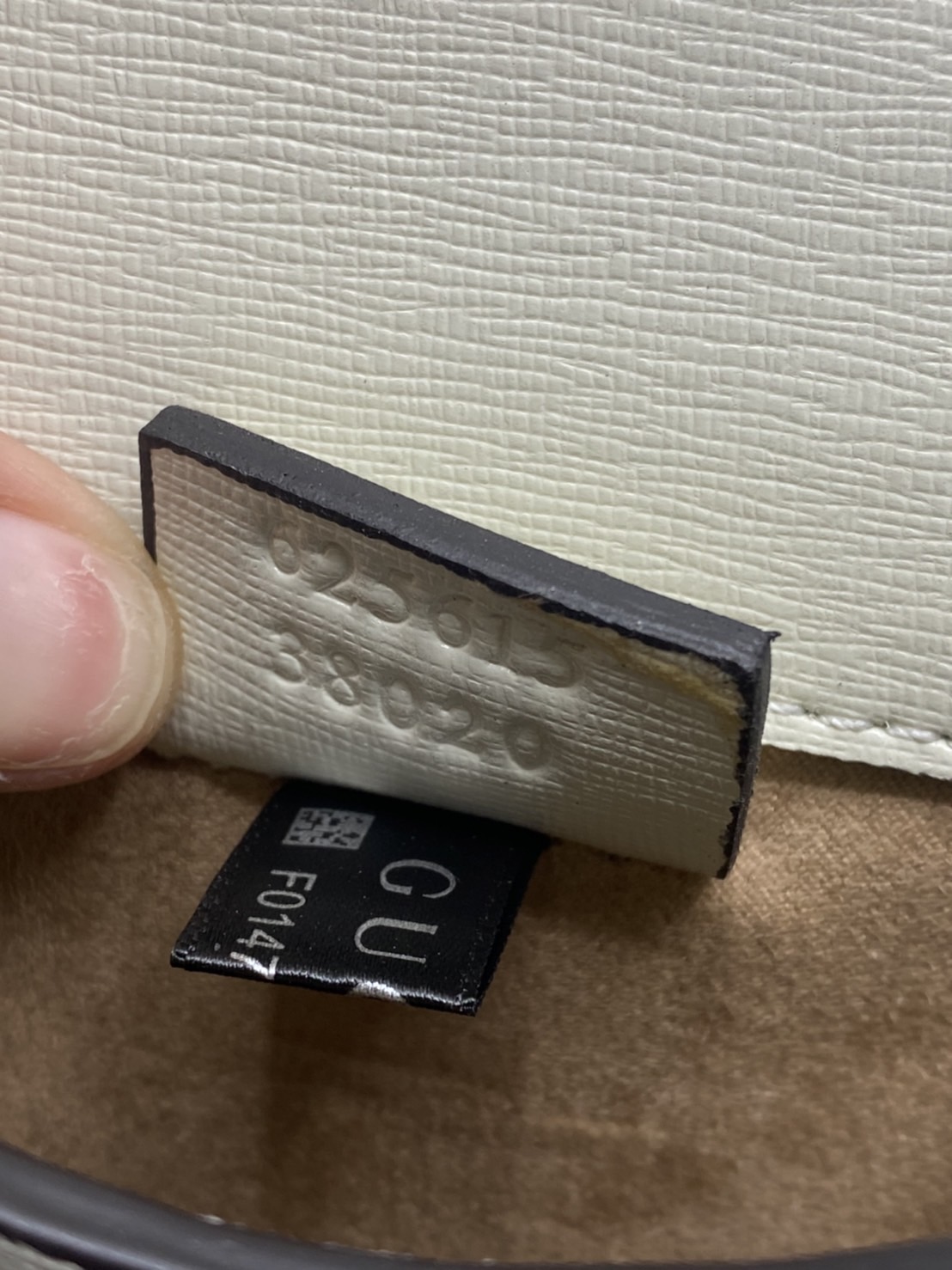 หนังแท้ GUCCI Horsebit phone bag กระเป๋าสะพาย กระเป๋าใส่โทรศัพท์สุดคลาสสิก หนังวัวแท้สีน้ำตาล/สีขาว อะไหล่ทองสวย ดีไซต์สัญลักษณ์วงแหวนตามแบบฉบับแบรนด์ สายสะพายยาวที่สามารถปรับระดับได้ ภาพสินค้าถ่ายจากงานขายจริง ใช้งานต่างประเทศได้ค่ะ