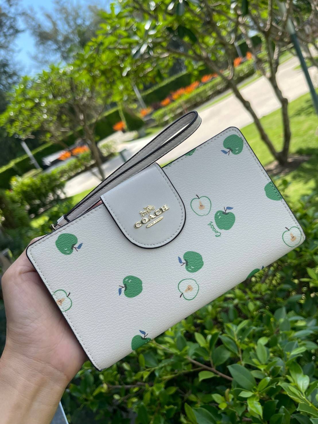 COACH TECH WALLET IN SIGNATURE CANVAS อีกหนึ่ง collection ของกระเป๋าสตางค์ที่ดีไซน์ทันสมัยให้ใช้งานได้แบบครบครัน เป็นกระเป๋าสตางค์ ที่มีช่องสำหรับใส่โทรศัพท์มือถือ ธนบัตร เหรียญ และบัตรต่าง ๆ ใช้งานแบบ2ด้าน เพิ่มความสะดวกสบายด้วยสายคล้องมือ ช่วยให้พกไปไหน