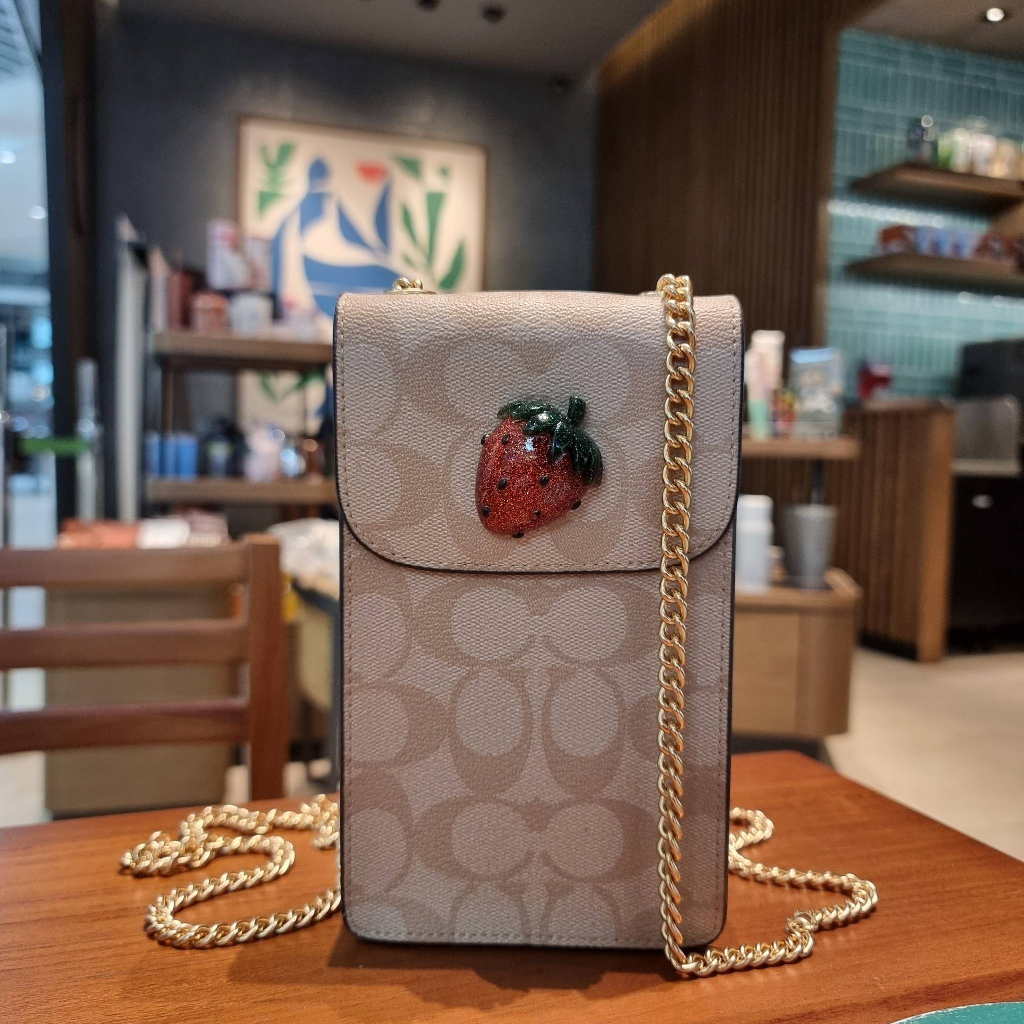 COACH F73486 NORTH/SOUTH PHONE CROSSBODY IN SIGNATURE CANVAS WITH FRUIT 🍒🍓🍋 แจกความสดใสกันอีกครั้ง!! กับกระเป๋าสะพายเอนกประสงค์ Case phone ใส่โทรศัพท์มือถือได้ทุกรุ่น ดีไซน์ลายผลไม้ฉ่ำๆ สวยมีเสน่ห์ 💖 วัสดุหนังแคนวาสคุณภาพ ฝ