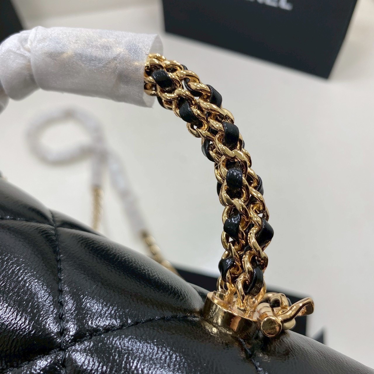 ORI หนังแท้ | Chanel Small Flap Bag with Top Handle 20cm กระเป๋าสะพายดีไซน์คลาสสิก หูจับแต่งโซ่สีทองหรูหรา เรียบหรูดูแพง