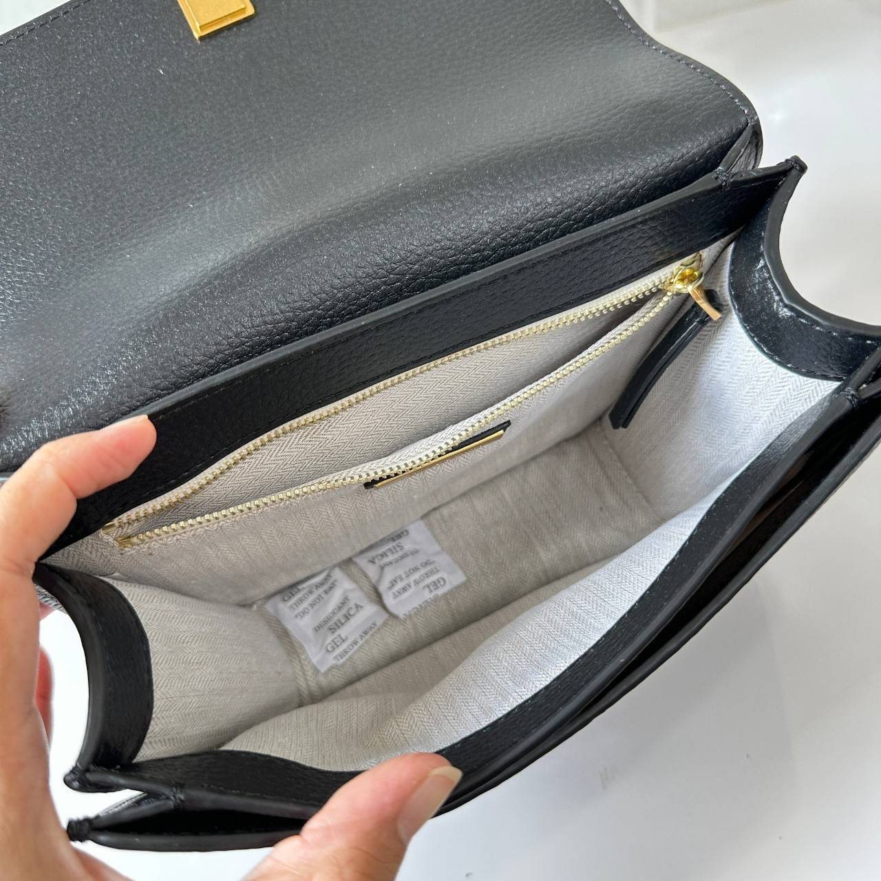 Tory Burch Britten Small Convertible Shoulder Bag คอลเลคชั่นใหม่สุดเรียบหรู กระเป๋าสะพายไหล่หรือสะพายข้าง วัสดุหนังอย่างดี