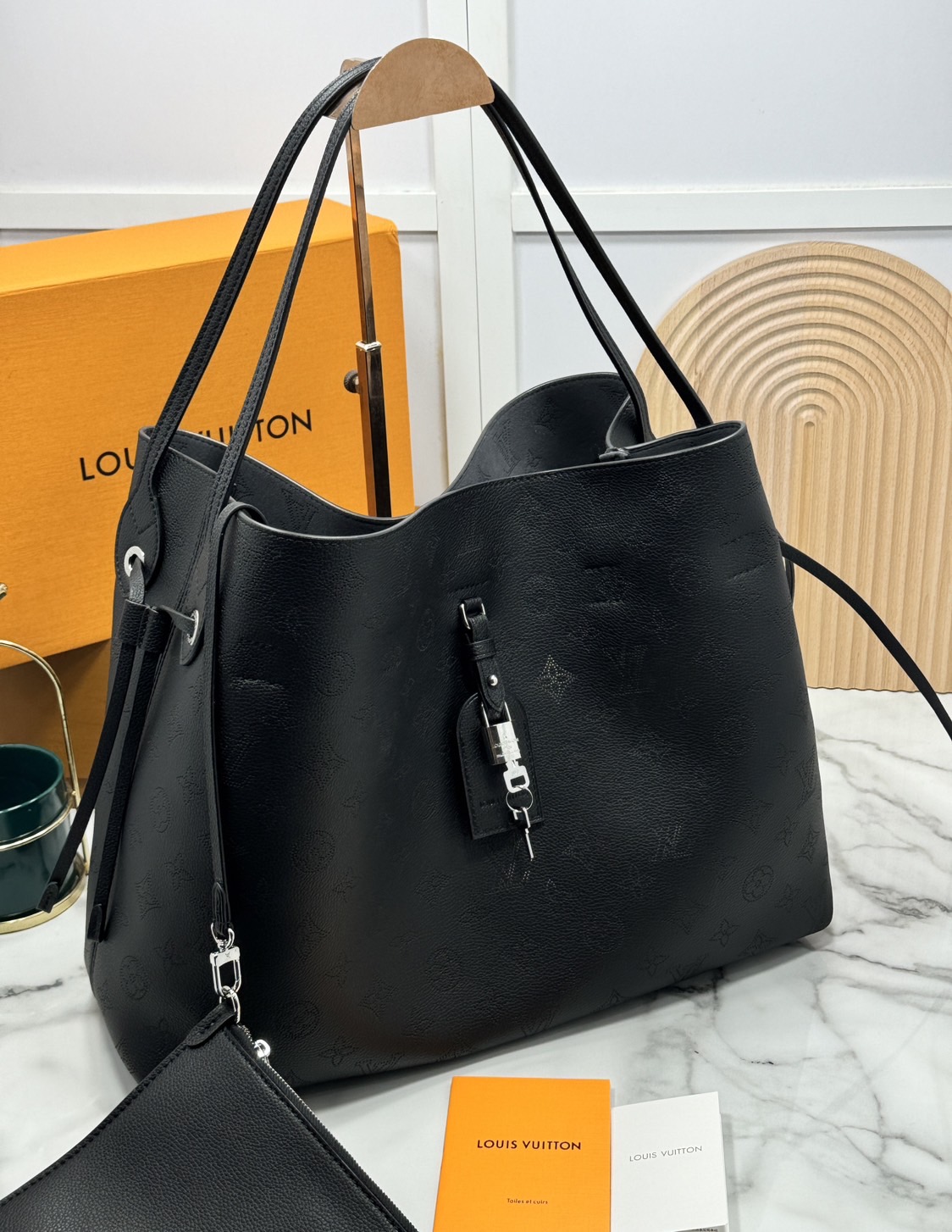 ORI หนังแท้ | LV Boundless Bag กระเป๋าสะพายทรงโท้ทใบใหญ่ ฉลุลายโมโนแกรมเต็มใบ สวยสุดคลาสสิก โทนสีเรียบง่ายใช้งานง่าย หรูหรามีระดับเหนือกาลเวลา