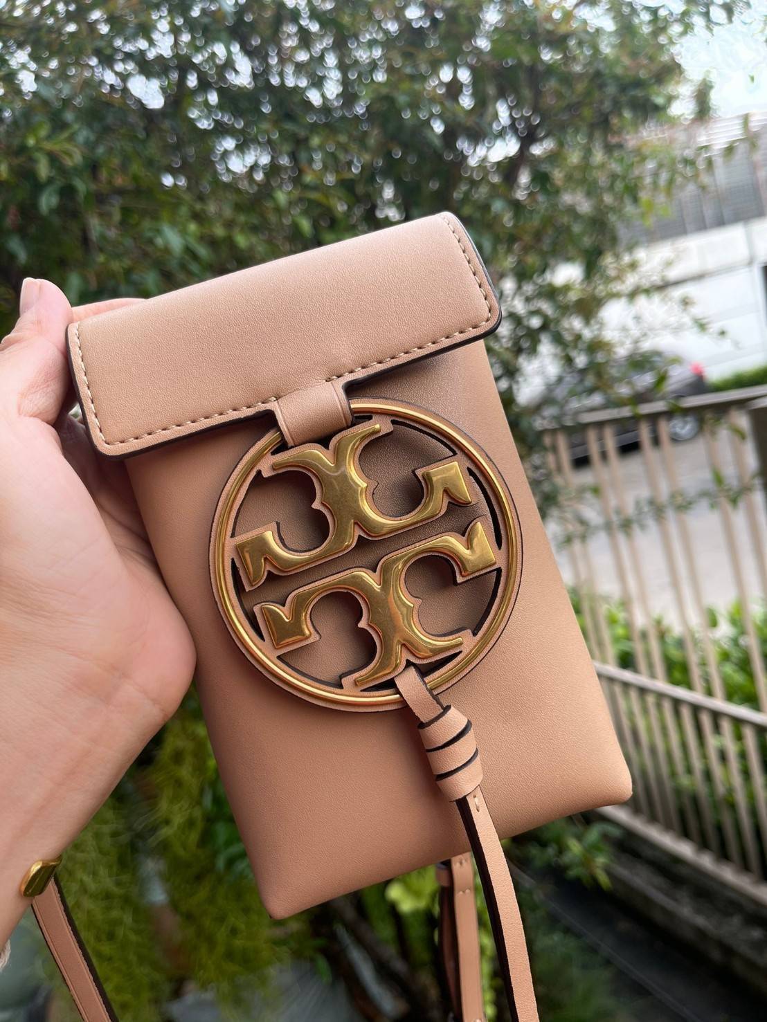 ของแท้ 💯% TORY BURCH MILLER METAL PHONE CROSSBODY อีกหนึ่งกระเป๋าใส่มือถือรุ่นฮิตที่เชื่อว่าหลาย ๆ คนต้องเคยเห็นผ่าน ๆ ตามาอย่างแน่นอน