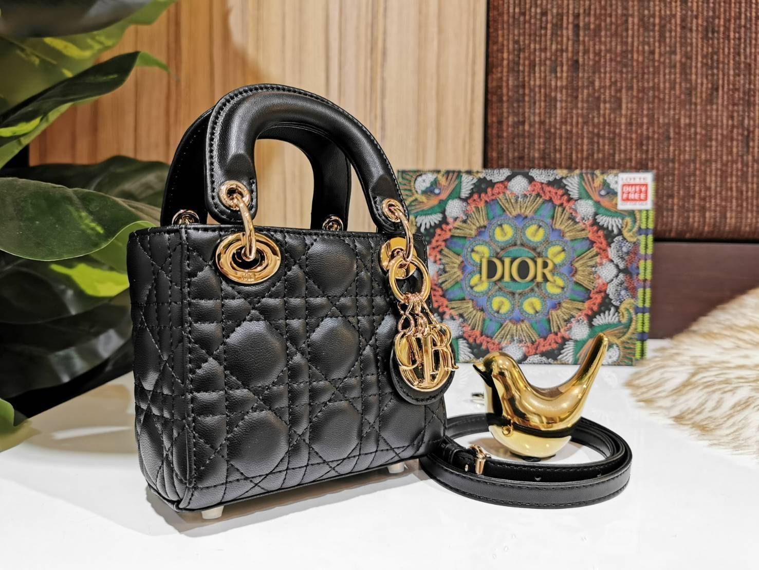 CHRISTIAN DIOR MINI BAG VIP GIFT WITH PURCHASE (GWP) พรีเมี่ยมกิ้ฟ Limited Edition จาก DIOR DUTYFREE COUNTER วัสดุหนังแท้ Calfskin ทรงเหลี่ยมหนังสวยหรูอยู่ทรงขึ้นลายเอกลักษณ์แบรนด์ ประดับTAGห้อยโลโก้แบรนด์อะไหล่ทองด้านหน้า เปิดปิดด้วยฝาปิด ภายในโล่งมีโลโก