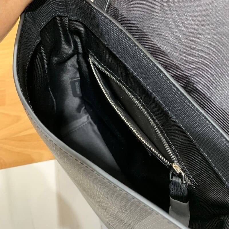 พรีเมี่ยมกิ๊ฟแท้ 100% 】BURBERRY Men's Luxury Fashion London Crossbody Check VIP GIFT WITH PURCHASE (GWP) วัสดุหนังแท้ กระเป๋าสะพายผู้ชายสีดำสุดคลาสสิค ใช้งานได้บ่อย หลายโอกาส ขนาดจุของได้เยอะ งานจริงสวยตามภาพเลยค่ะ